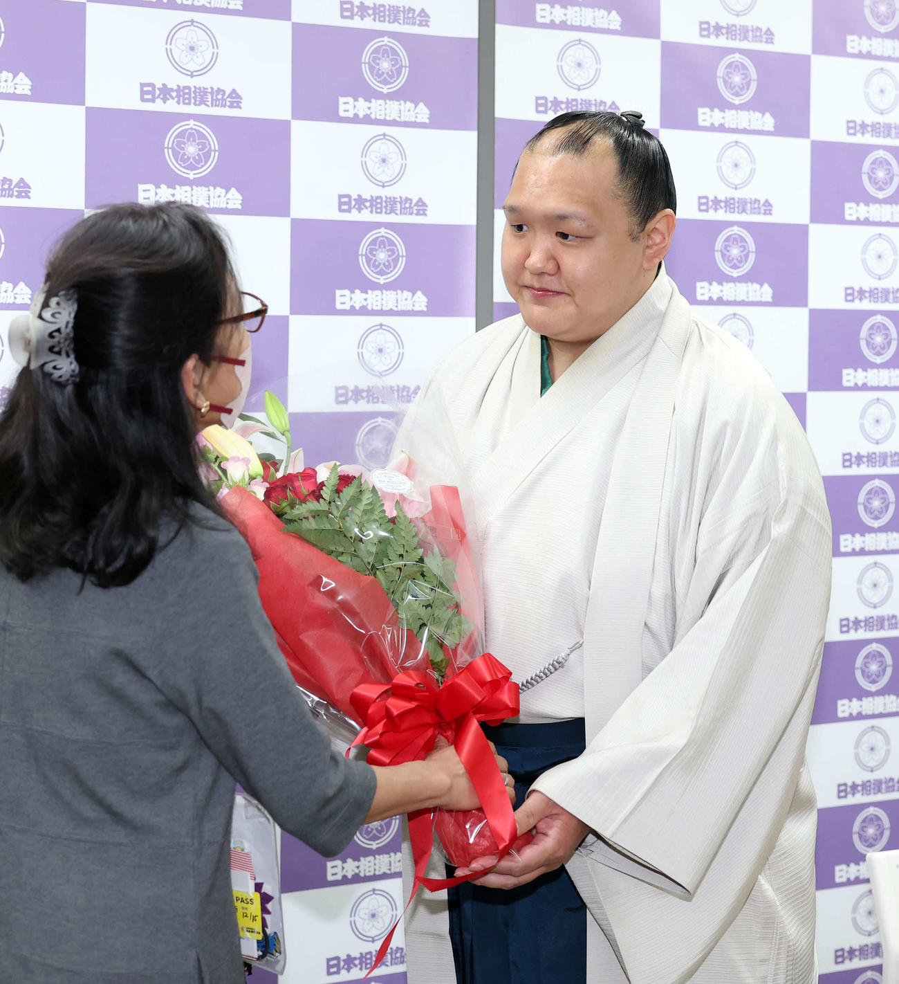 花束を受け取る北勝富士（撮影・鈴木正人）