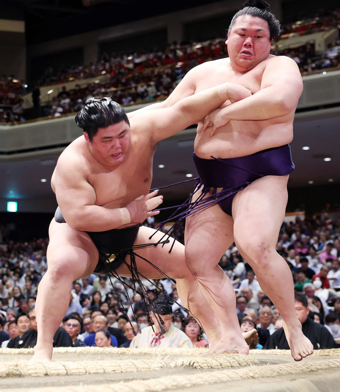 美ノ海（右）を押し出しで破る伯桜鵬（撮影・鈴木正人）