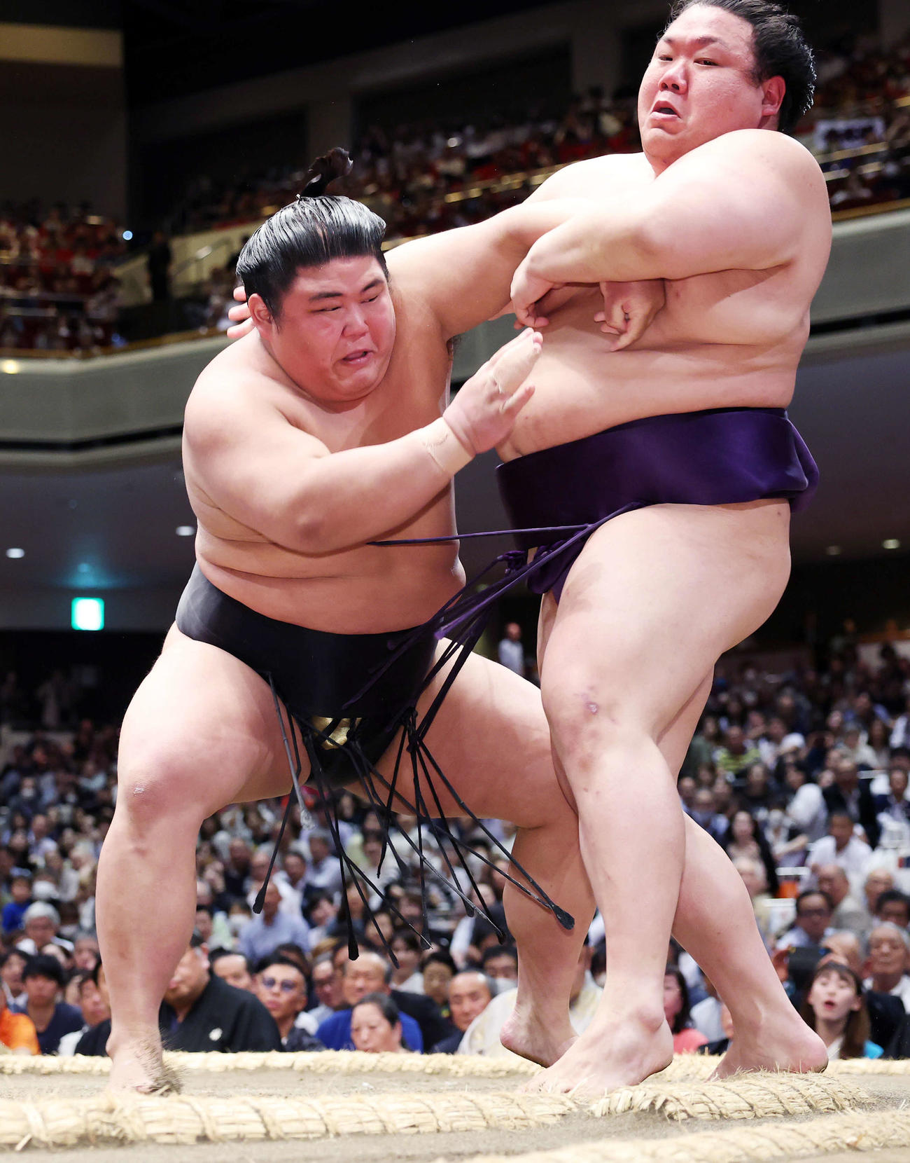 美ノ海（右）を押し出しで破る伯桜鵬（撮影・鈴木正人）