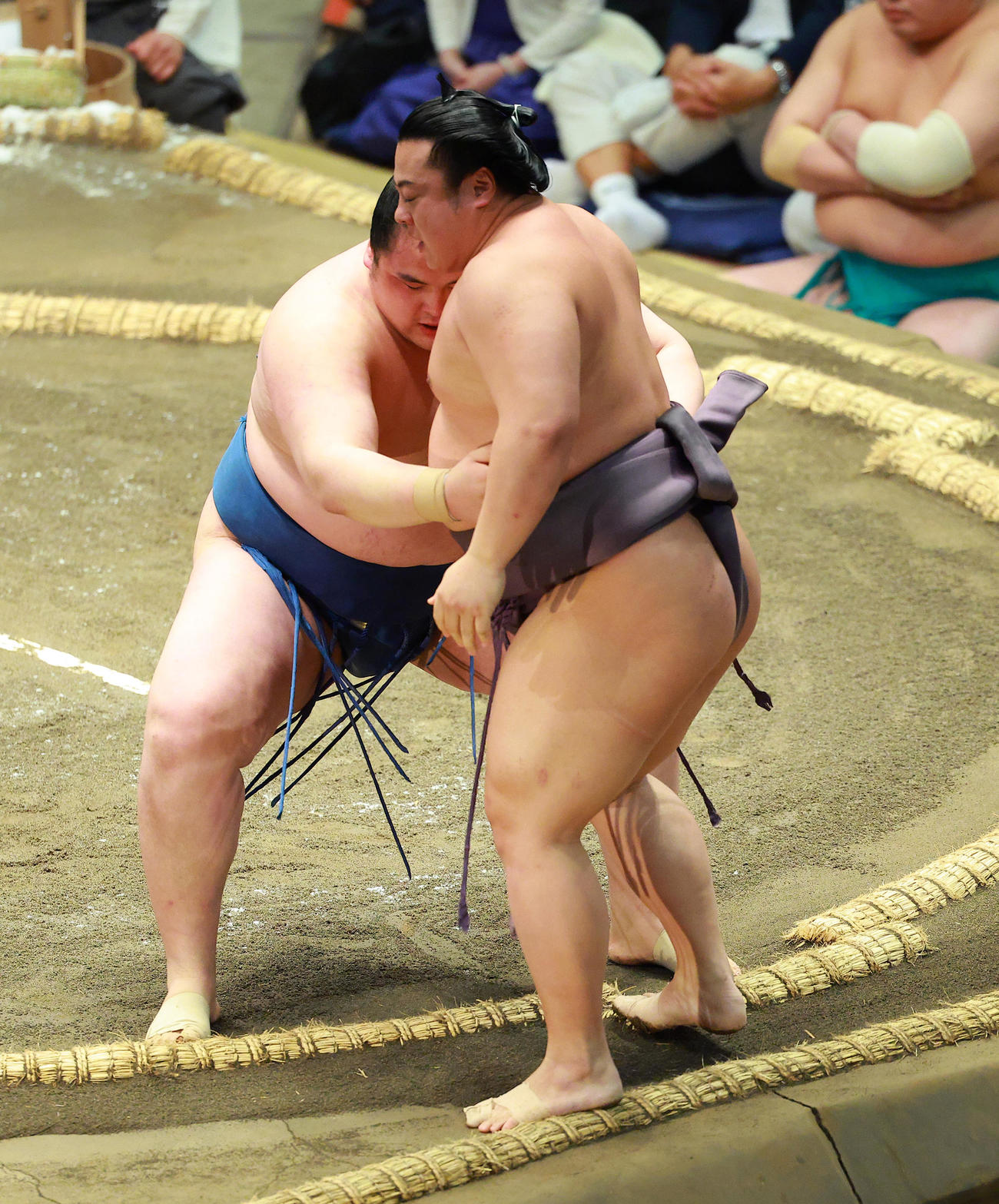 翔猿（右）を寄り切りで破る阿武剋（撮影・中島郁夫）