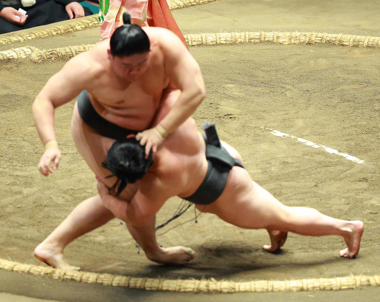 炎鵬（右）を突き落としで破る西ノ龍（撮影・中島郁夫）