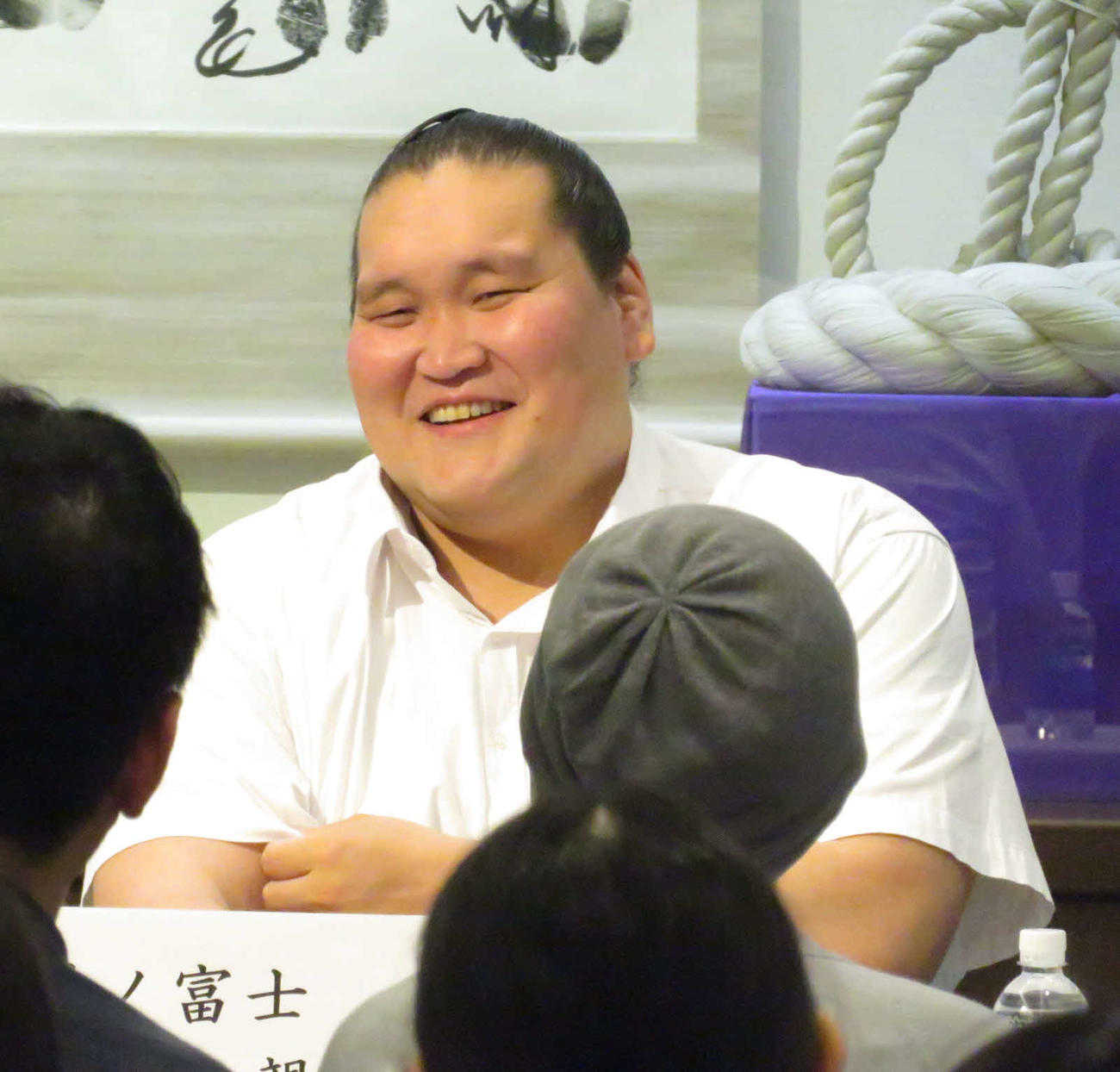20キロやせ、シュッとした顔立ちになった照ノ富士親方は笑顔でトークショー