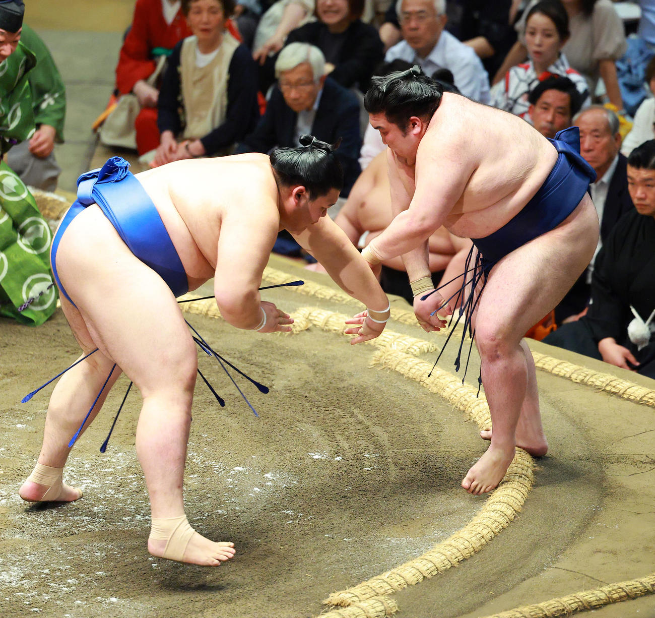 豪ノ山（右）を押し出しで破る大の里（撮影・中島郁夫）