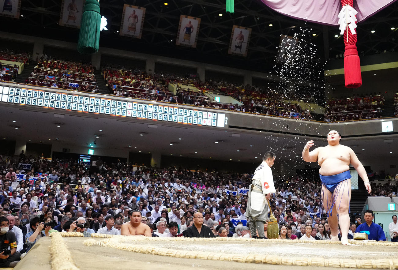 豪ノ山との取組前、塩をまく大の里（撮影・江口和貴）
