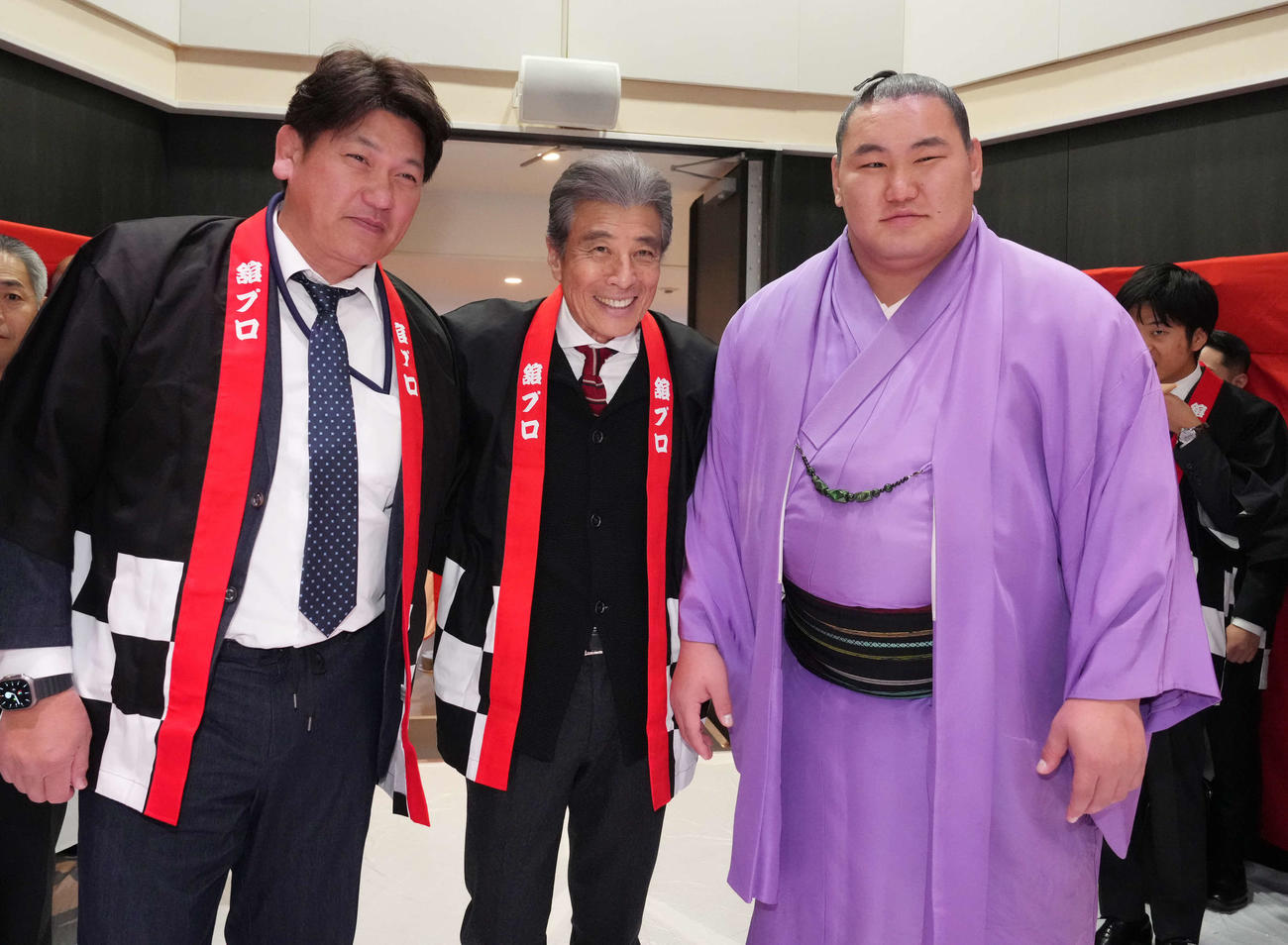 舘プロ新年会を訪れた大関豊昇龍（右）、立浪親方（左）と記念撮影に臨む舘ひろし＝25年1月
