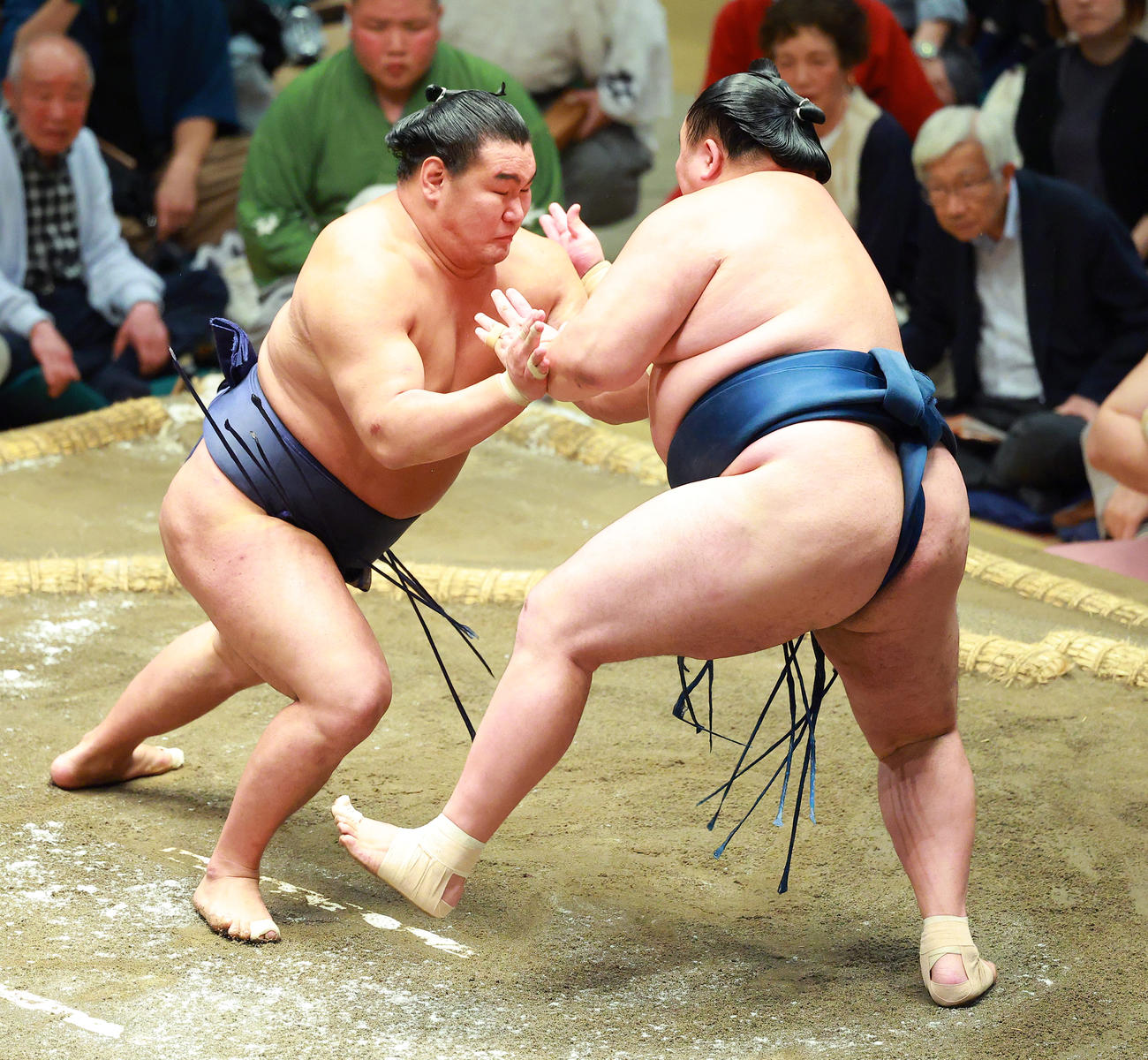 危なげない相撲で玉鷲（右）を押し出しで破る豊昇龍（撮影・中島郁夫）