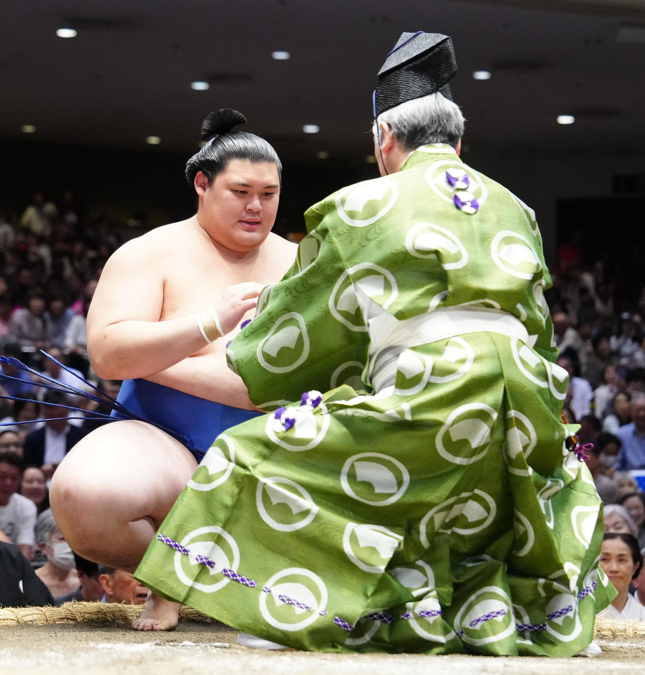 懸賞を受け取る大の里。６連勝だ！（撮影・江口和貴）