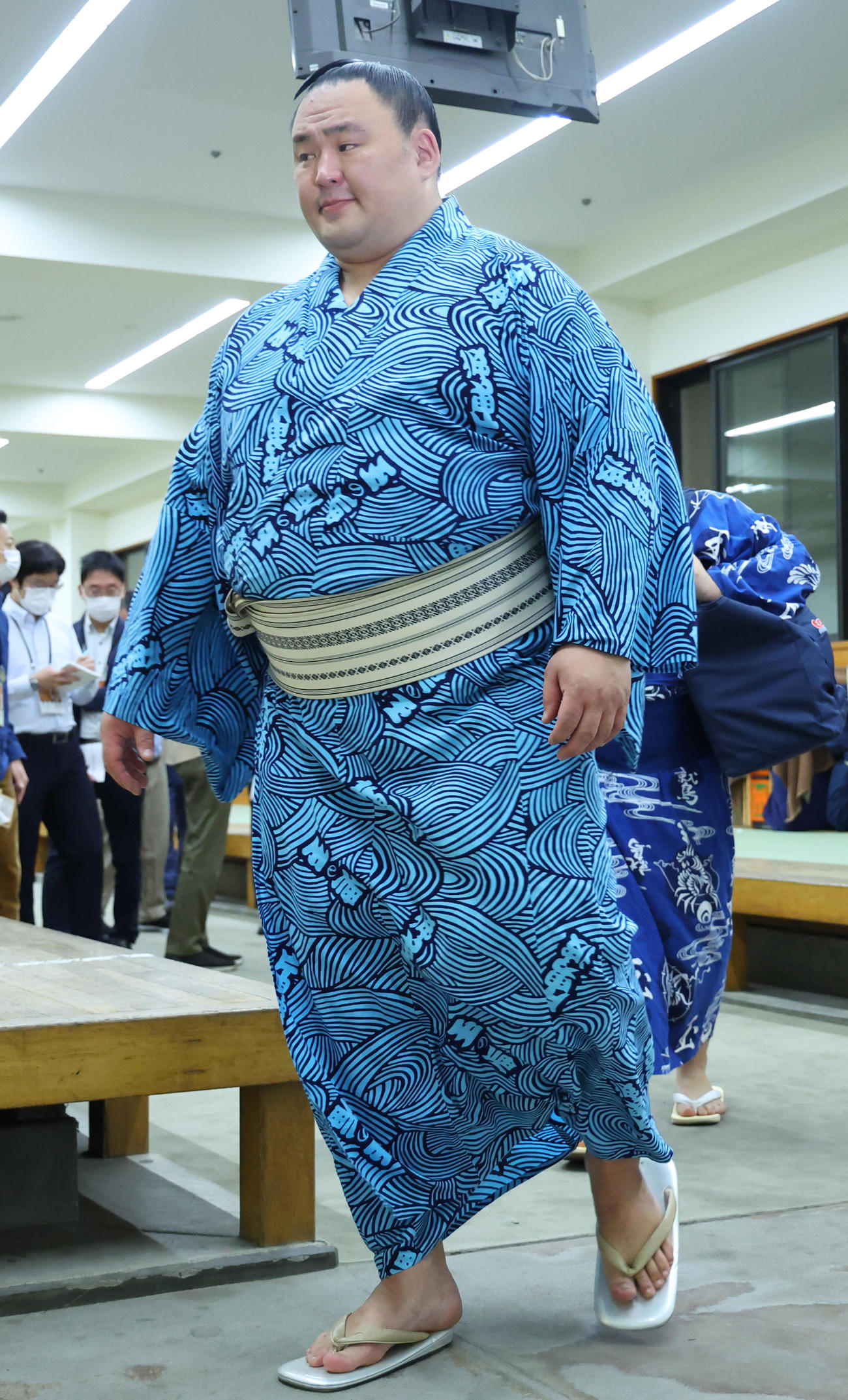 帰り支度をする玉鷲