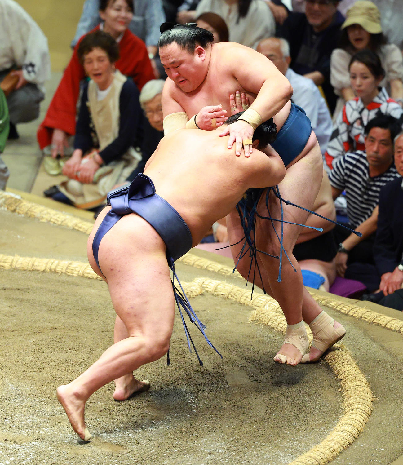 危なげない相撲で玉鷲（右）を押し出しで破る豊昇龍（撮影・中島郁夫）