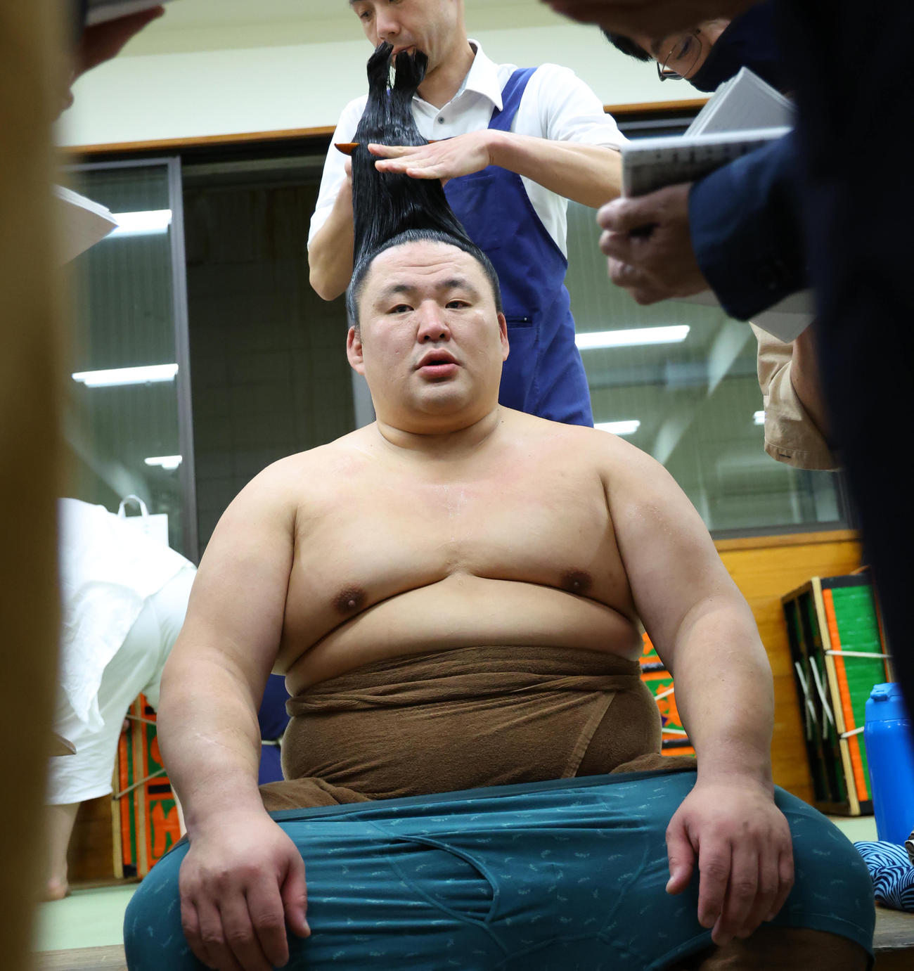 帰り支度をする玉鷲