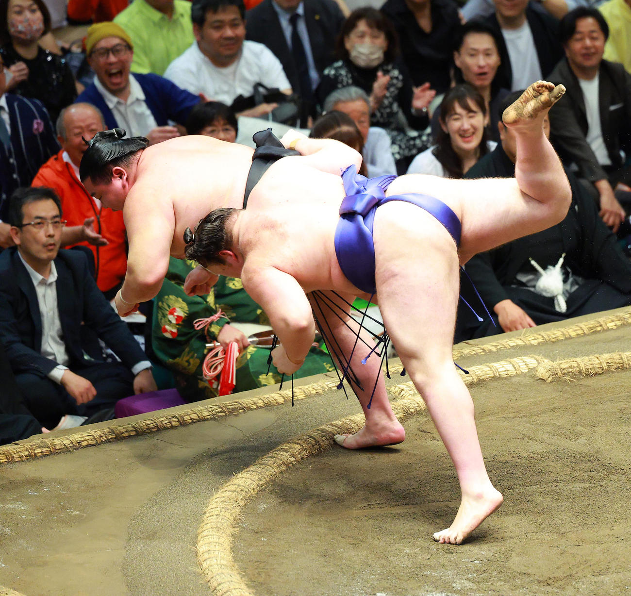 正代（左）を送り投げで破る安青錦（撮影・中島郁夫）