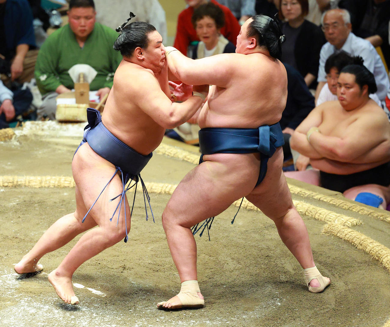 危なげない相撲で玉鷲（右）を押し出しで破る豊昇龍（撮影・中島郁夫）