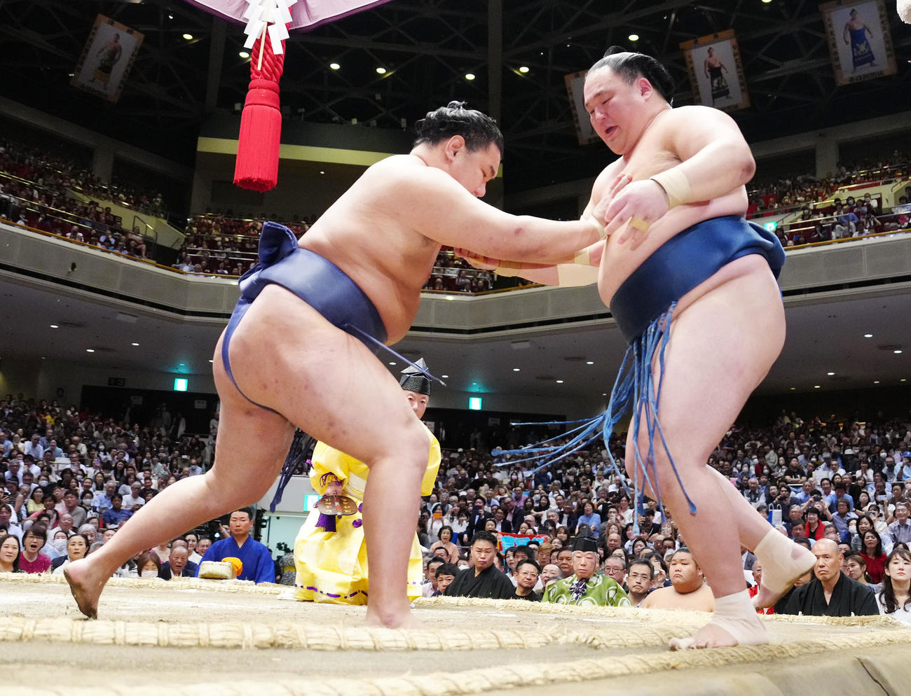 玉鷲（右）を押し出しで破る豊昇龍（撮影・江口和貴）