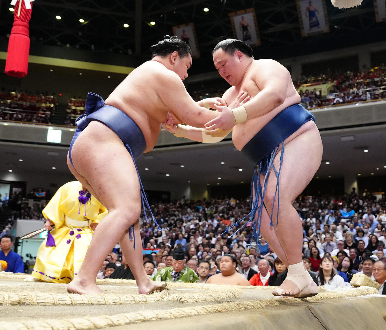 玉鷲（右）を押し出しで破る豊昇龍（撮影・江口和貴）