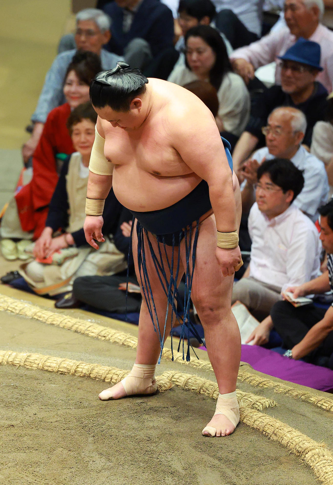 一礼する玉鷲（撮影・中島郁夫）