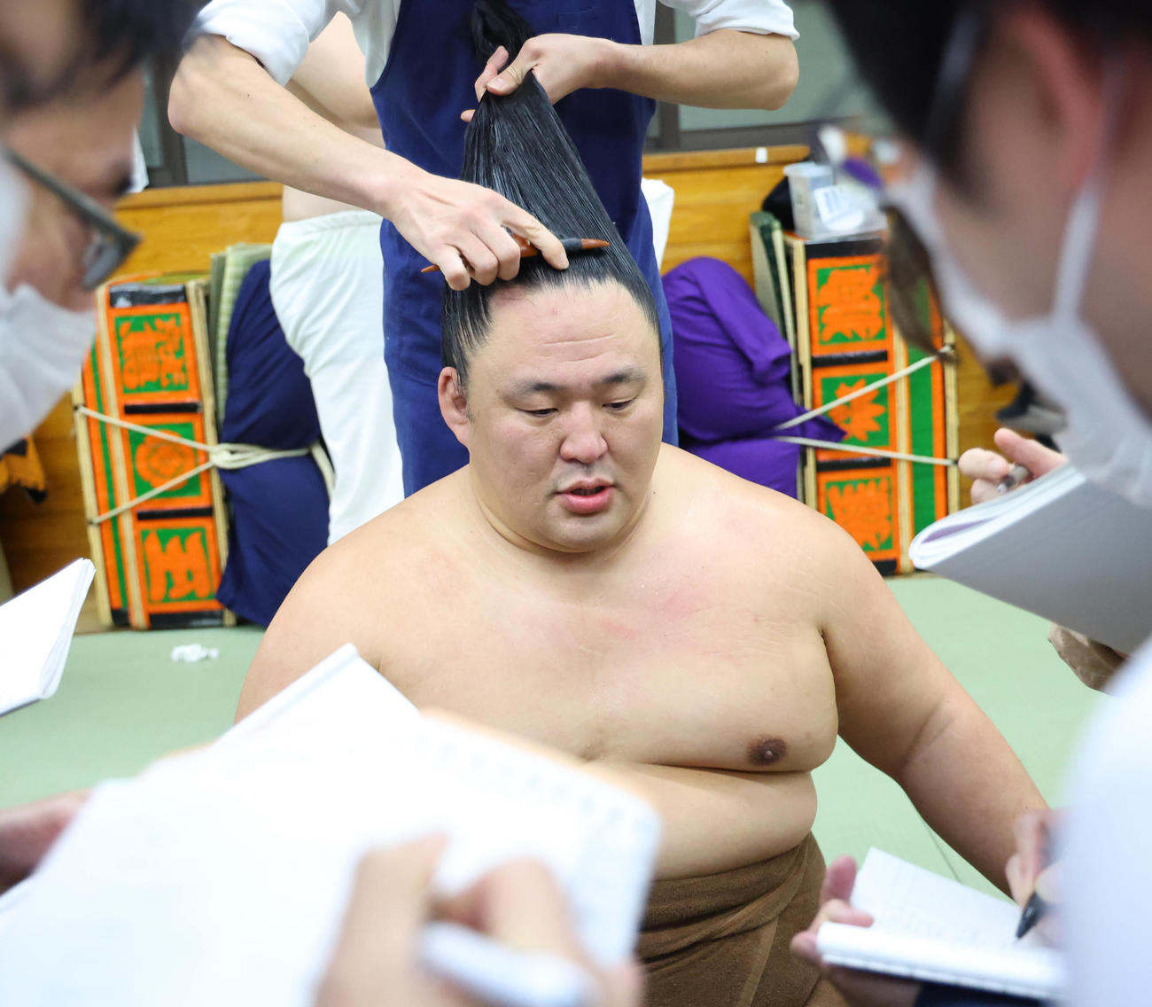 帰り支度をする玉鷲