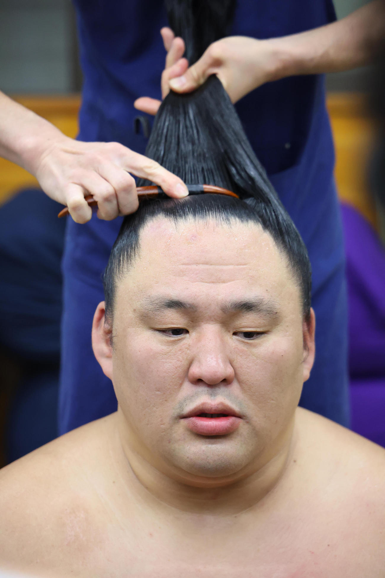 帰り支度をする玉鷲