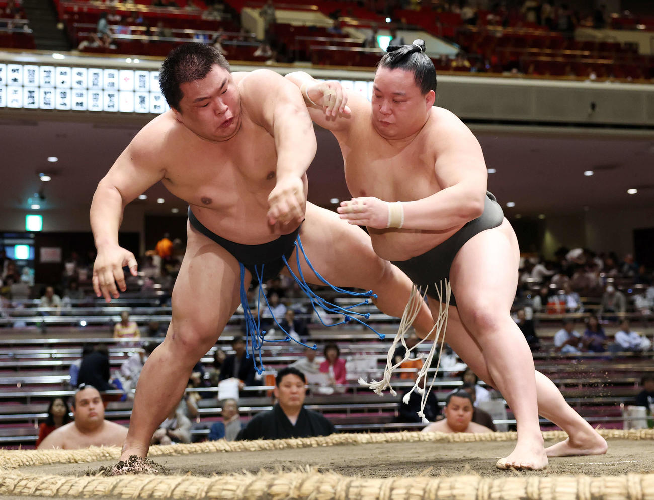 清田（右）の攻めを耐える行徳（撮影・鈴木正人）