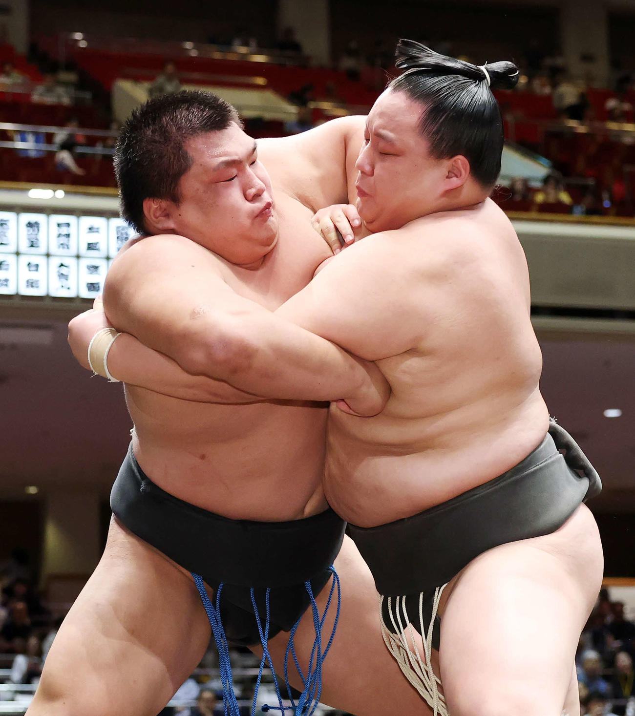 清田（右）を攻める行徳（撮影・鈴木正人）