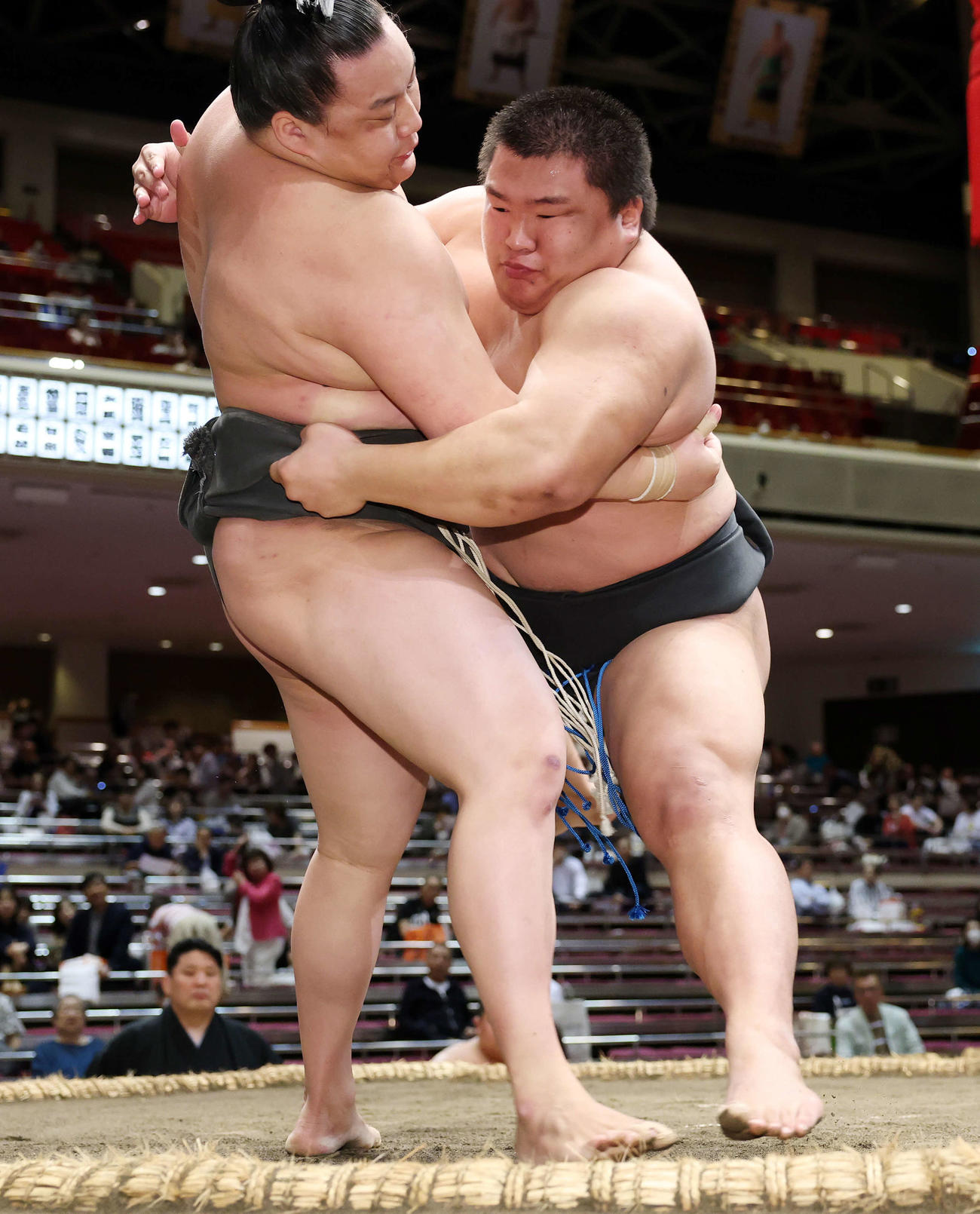 清田（左）を寄り切りで破る行徳（撮影・鈴木正人）