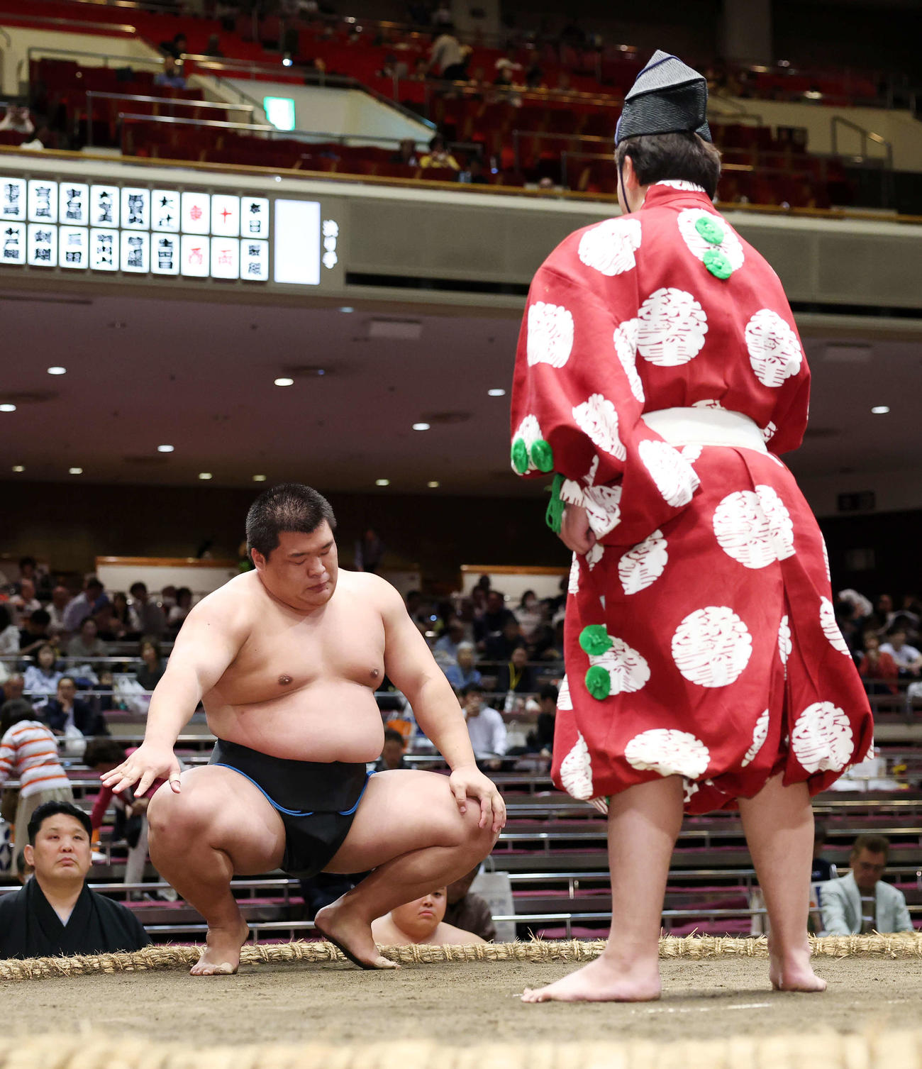 清田を寄り切りで破り勝ち名乗りを受ける行徳（撮影・鈴木正人）