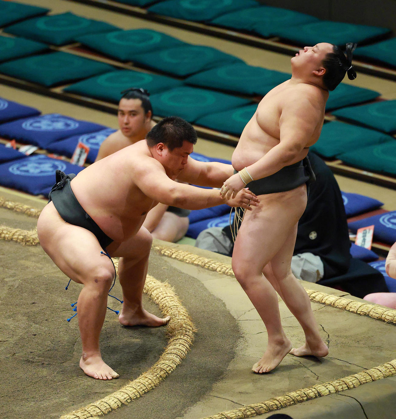清田（右）を寄り切りで破る行徳（撮影・中島郁夫）