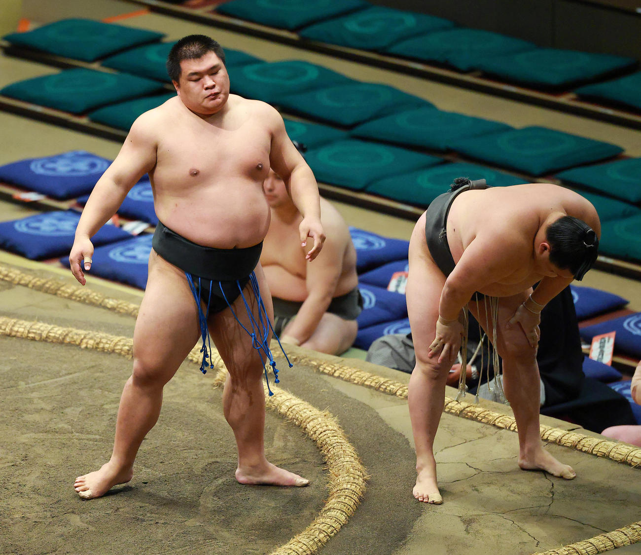 清田（右）を寄り切りで破った行徳（撮影・中島郁夫）