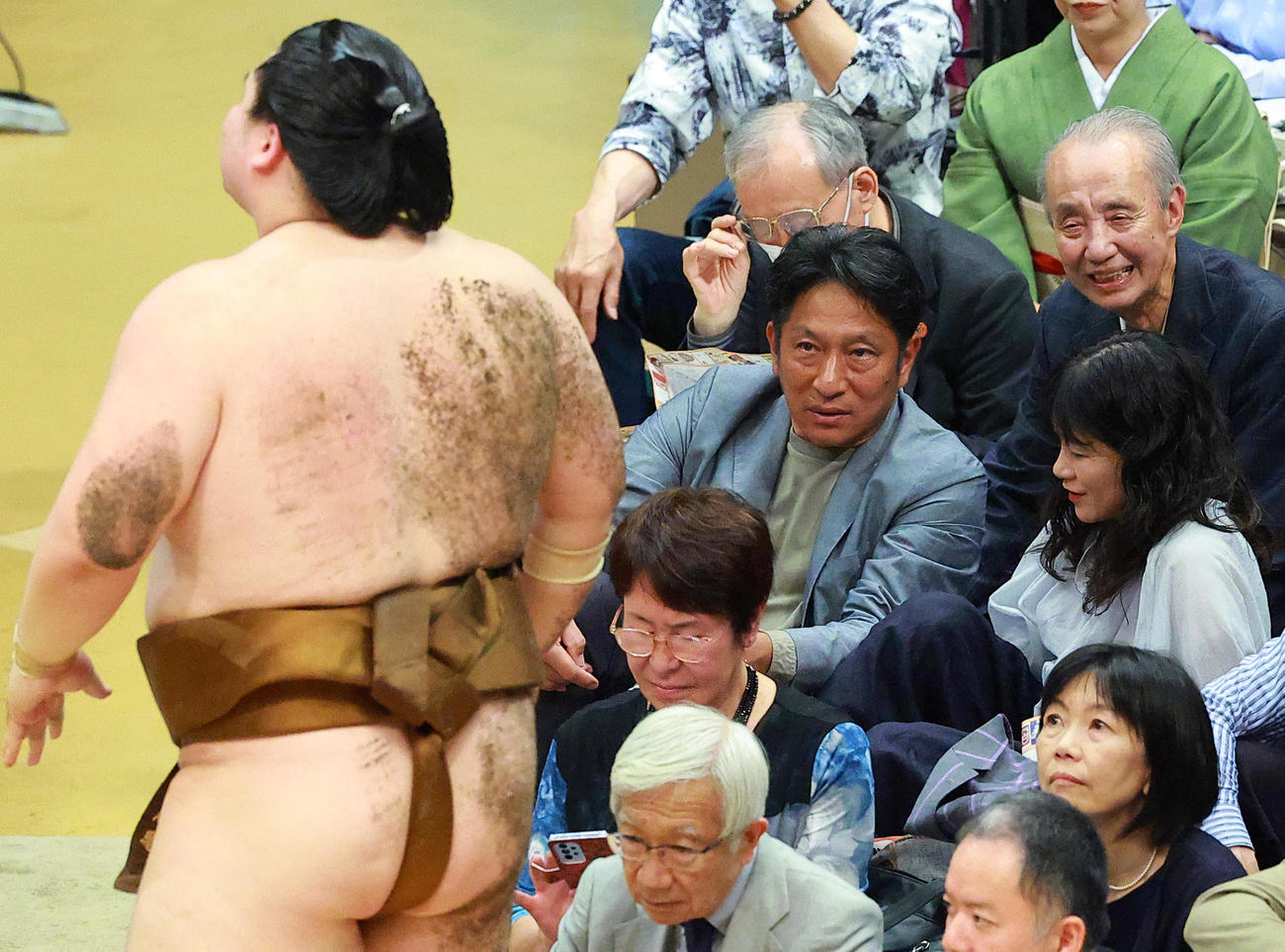 王鵬（左）を見送る青学大の原監督と（撮影・中島郁夫）