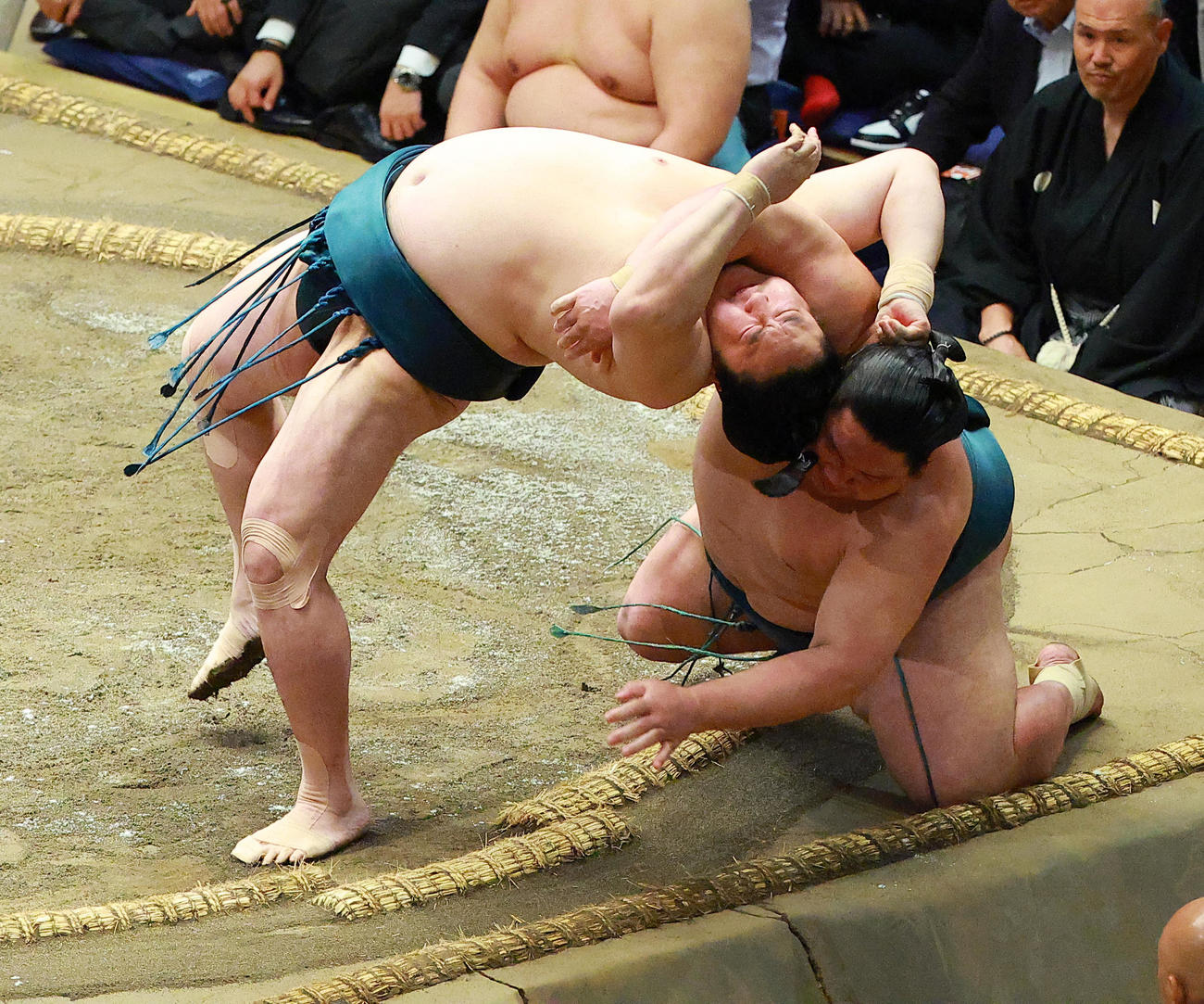 錦木（右）を網打ちで破る佐田の海（撮影・中島郁夫）