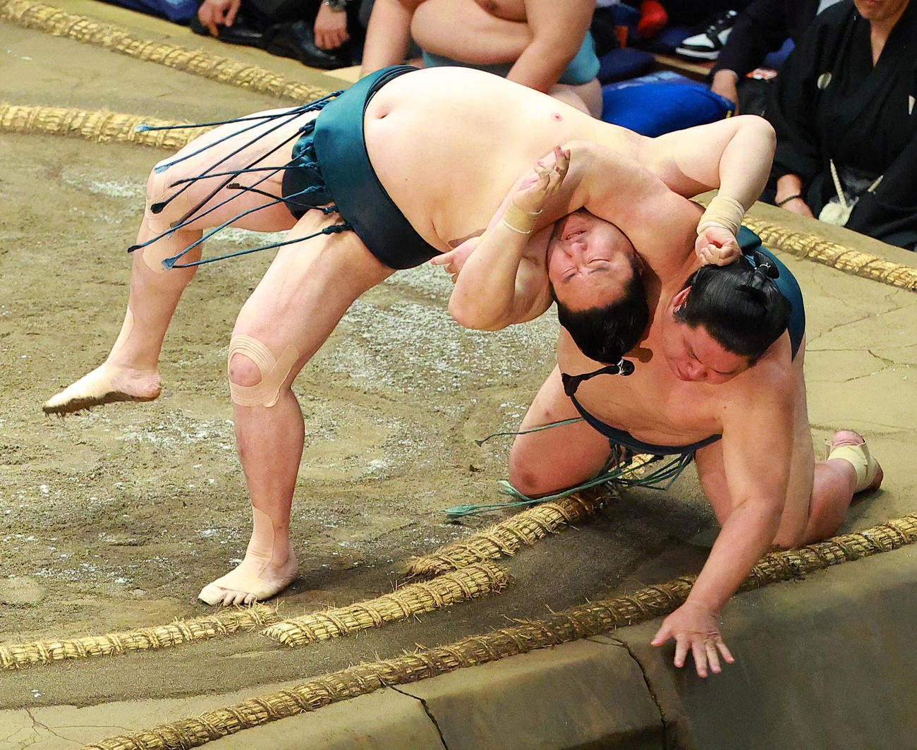 錦木（右）を網打ちで破る佐田の海（撮影・中島郁夫）