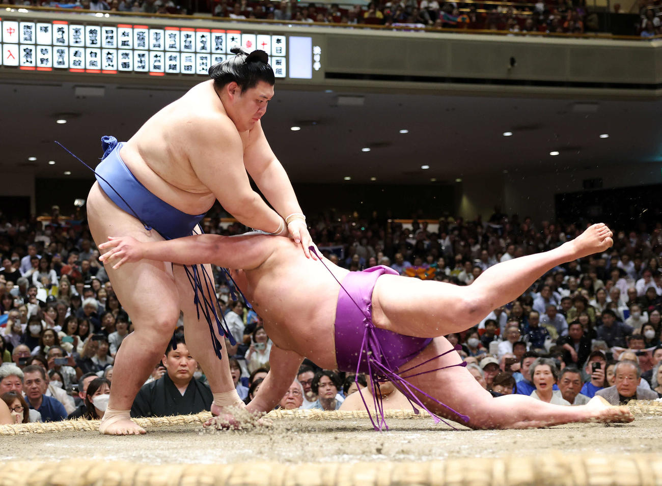 尊富士（右）をはたき込みで破る大の里（撮影・鈴木正人）