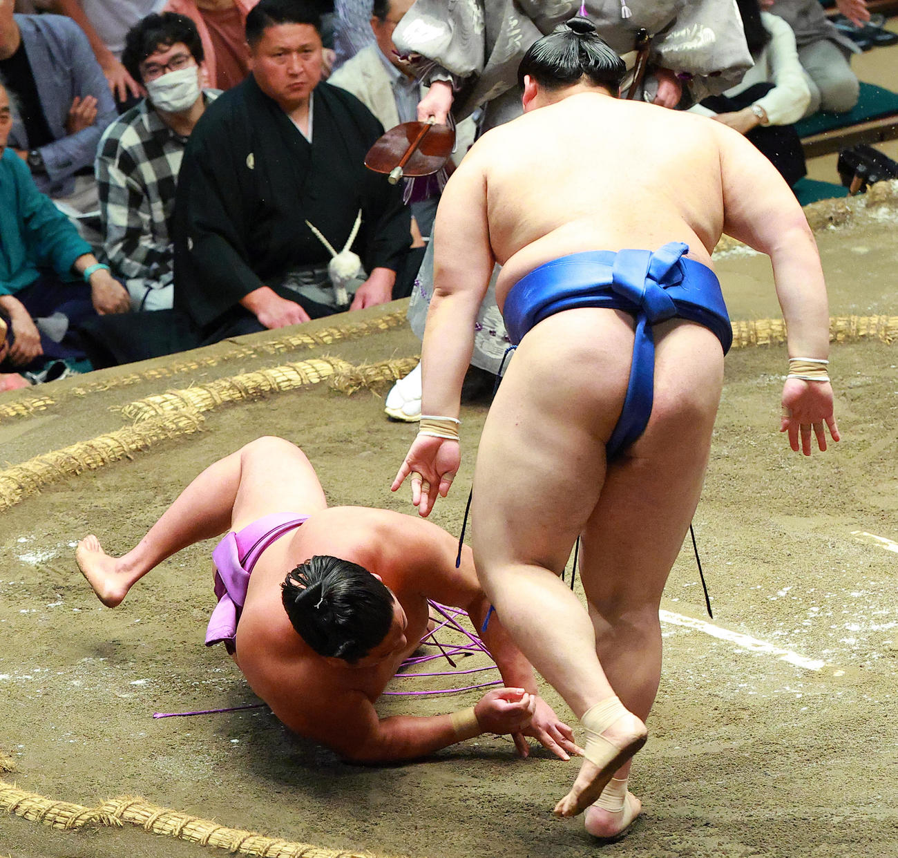 尊富士（左）をはたき込みで破る大の里（撮影・中島郁夫）