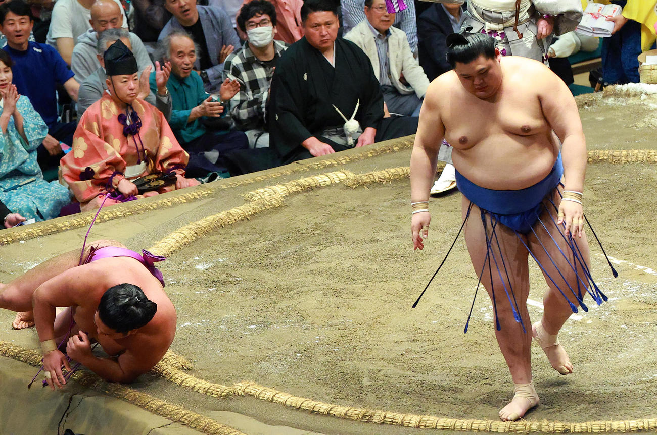 尊富士（左）をはたき込みで破った大の里（撮影・中島郁夫）