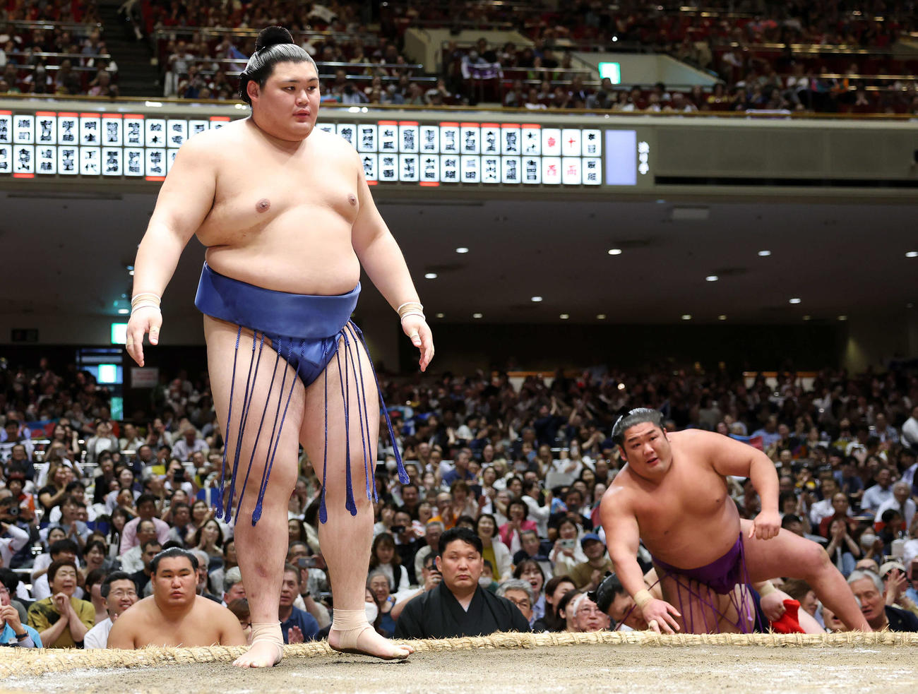尊富士（右）をはたき込みで破った大の里（撮影・鈴木正人）