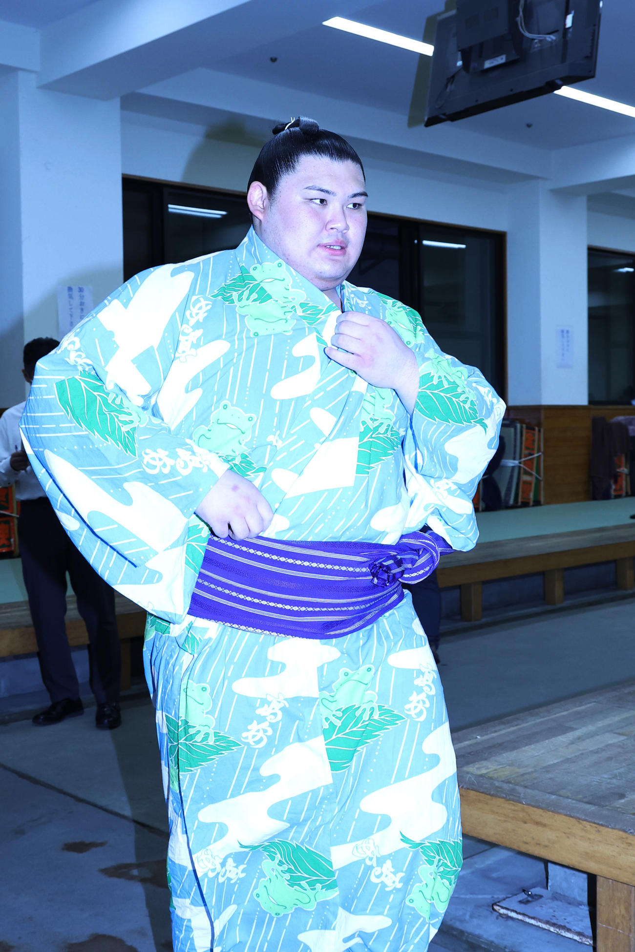 支度部屋を出る大の里