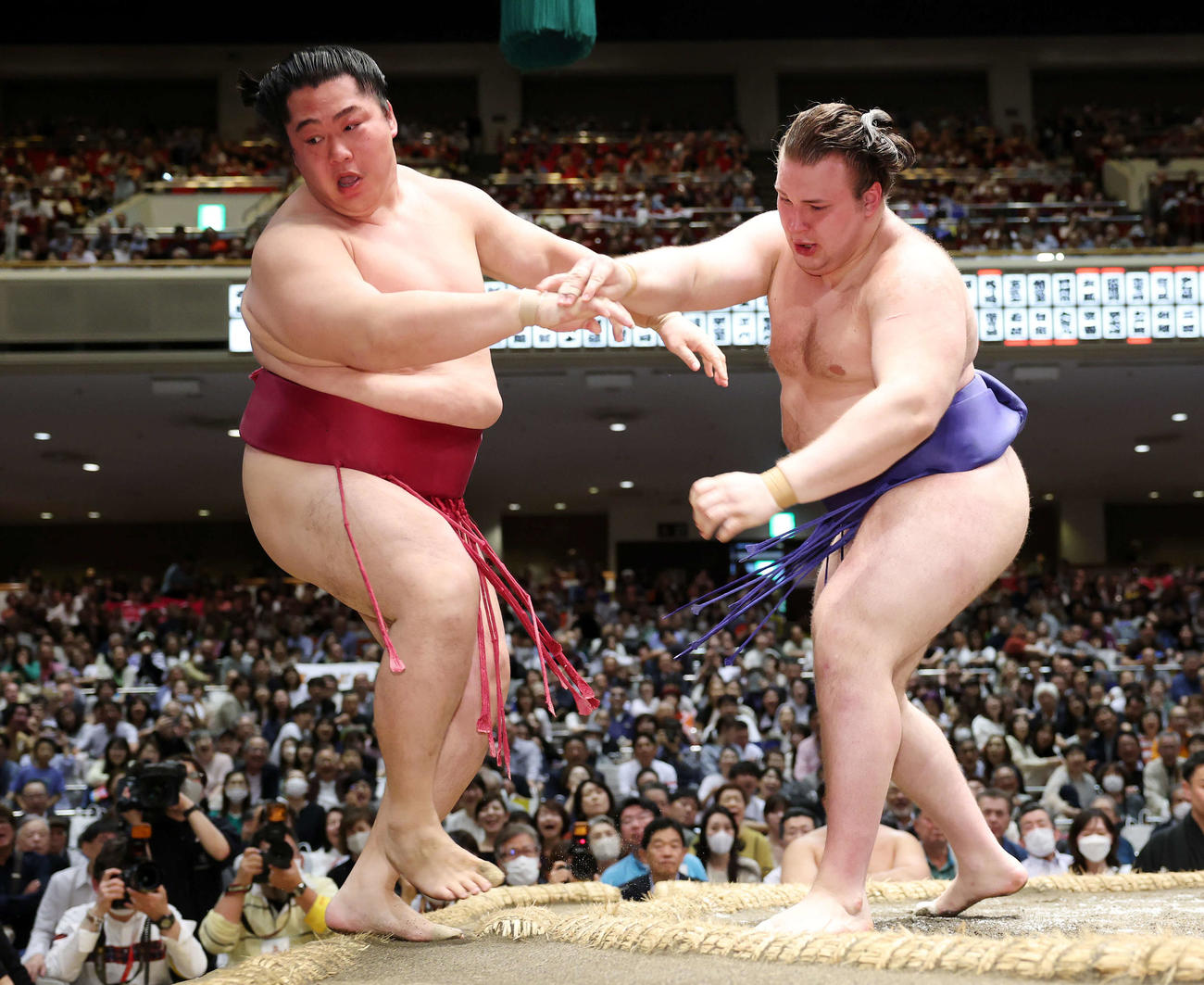 遠藤（左）を押し出しで破る安青錦（撮影・鈴木正人）