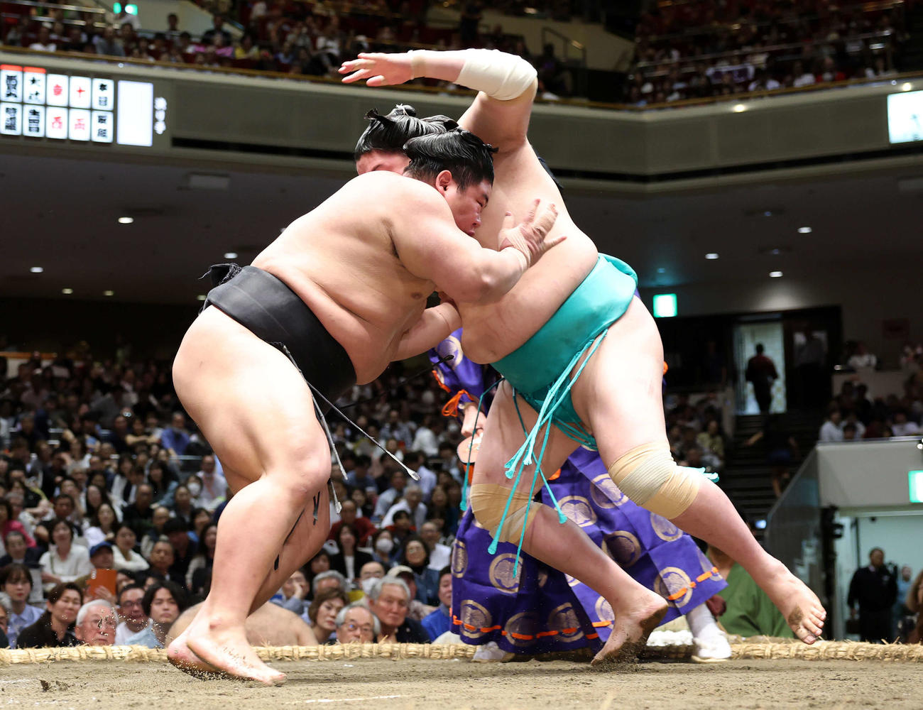 一山本（右）を攻める伯桜鵬（撮影・鈴木正人）