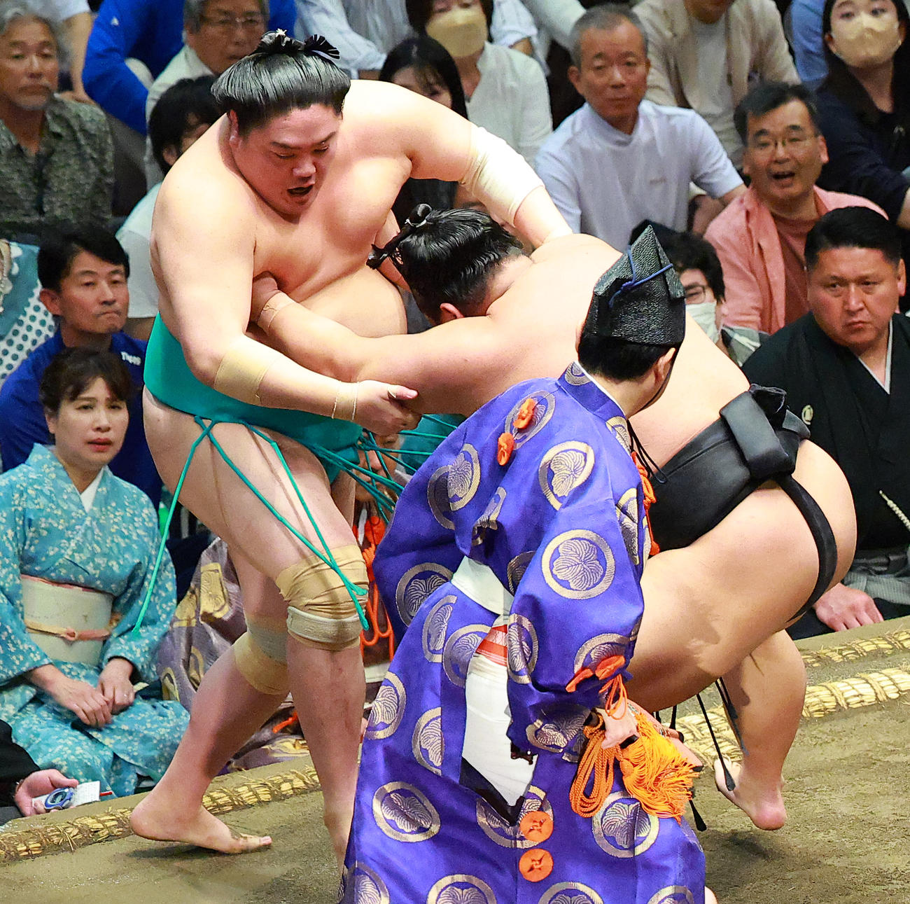 一山本（左）を押し出しで破る伯桜鵬（撮影・中島郁夫）