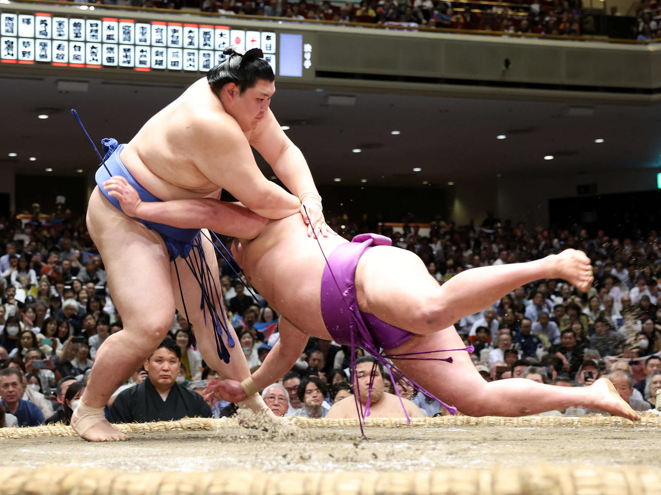 尊富士（右）をはたき込みで破る大の里（撮影・鈴木正人）