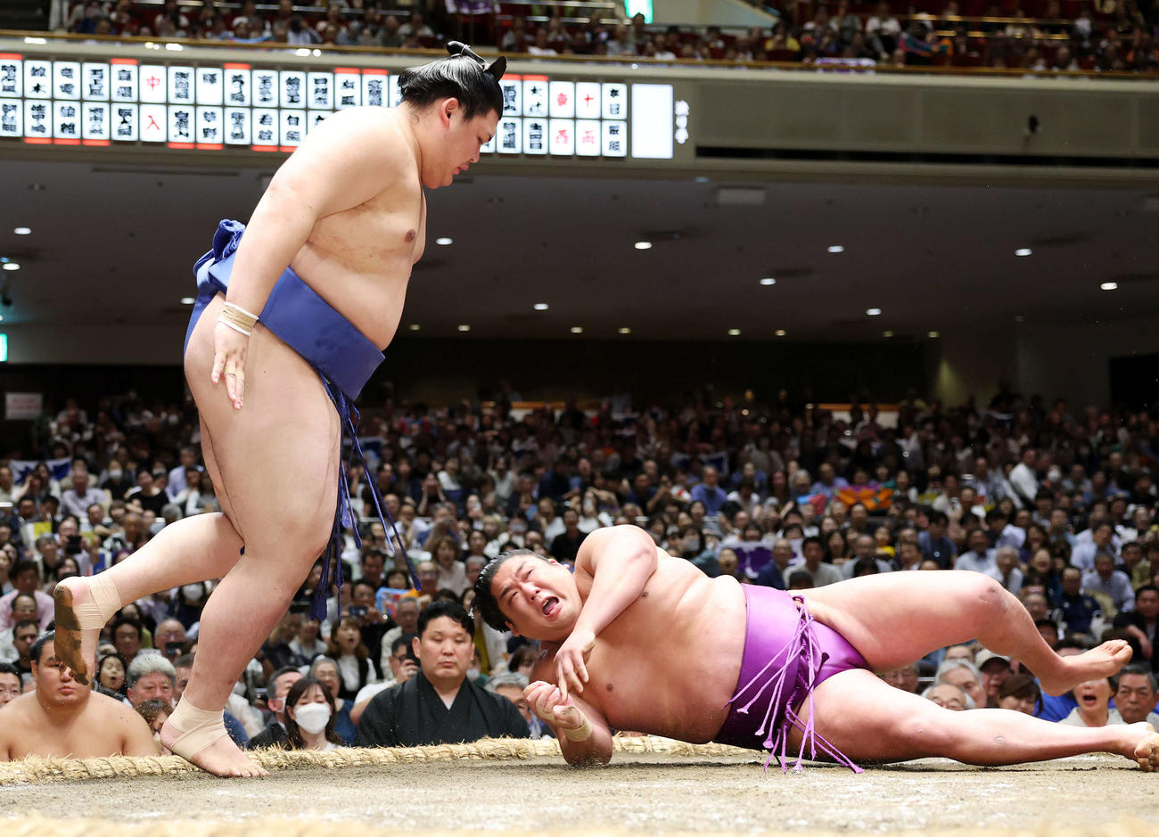 尊富士（右）をはたき込みで破る大の里（撮影・鈴木正人）