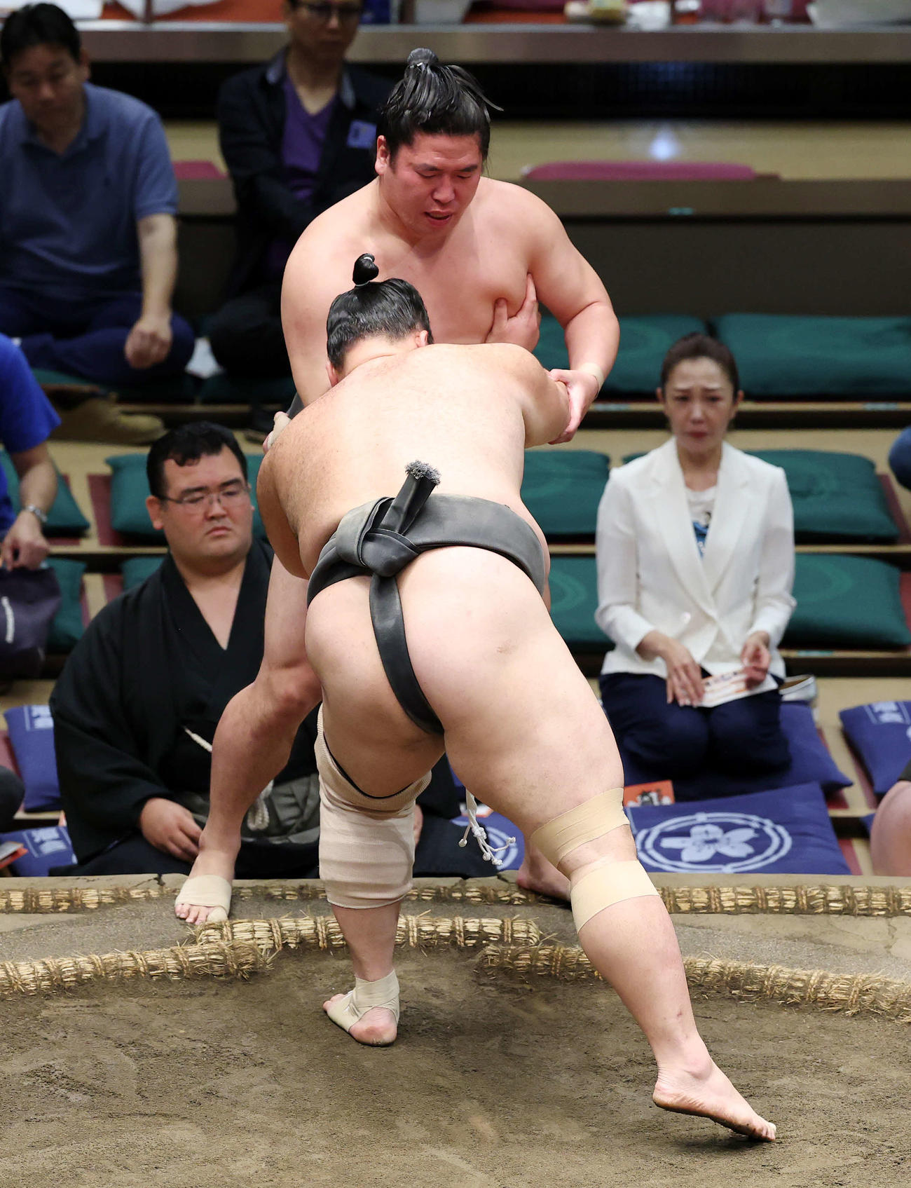 北〓磨（後方）を寄り切りで破る朝乃山（撮影・鈴木正人）