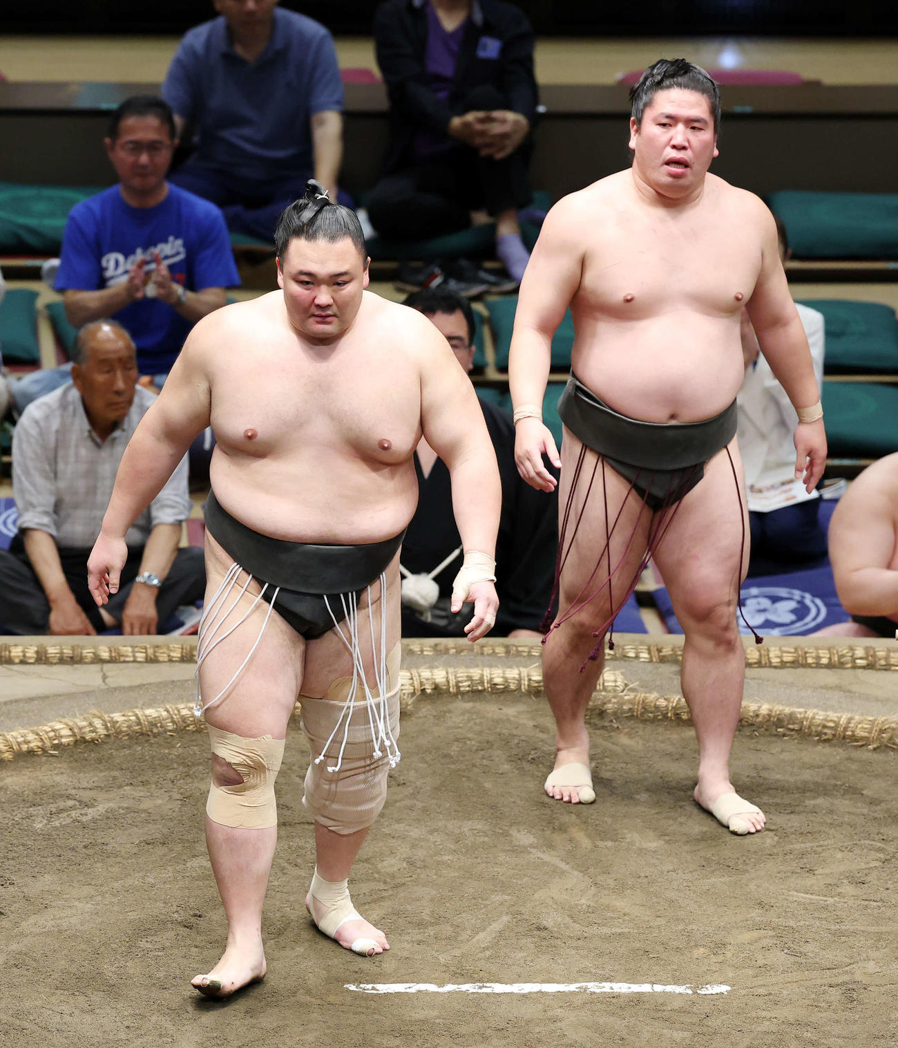 北〓磨（右）を寄り切りで破った朝乃山（撮影・鈴木正人）