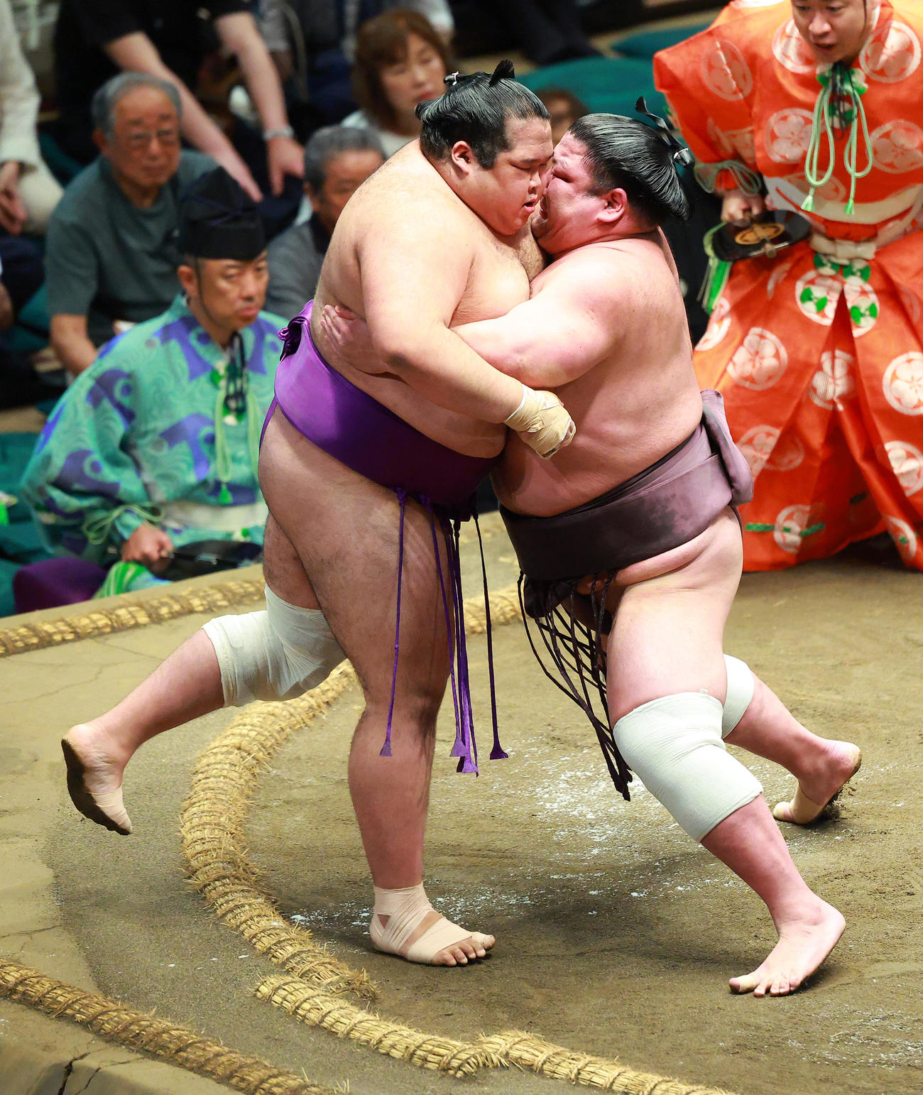 生田目（左）を寄り切りで破る紫雷（撮影・中島郁夫）