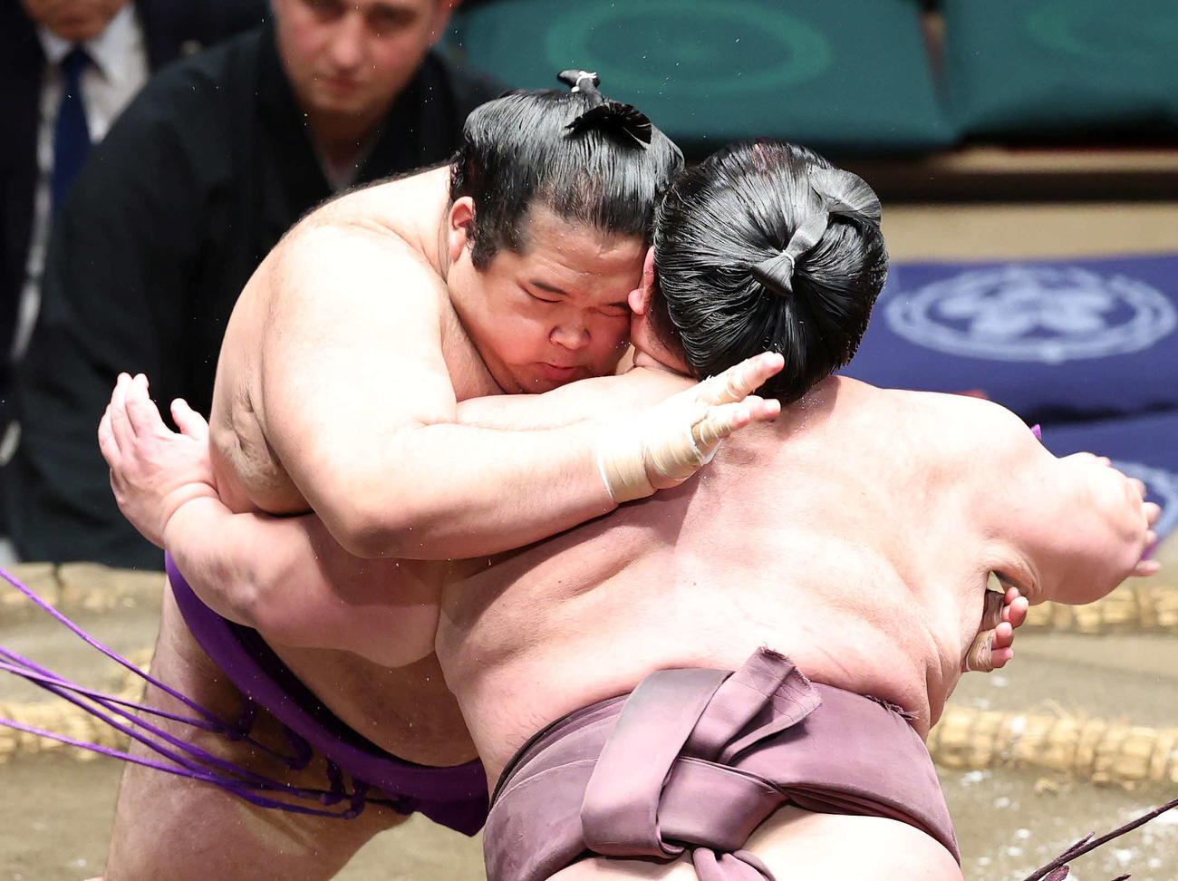 紫雷（手前）を攻める生田目（撮影・鈴木正人）