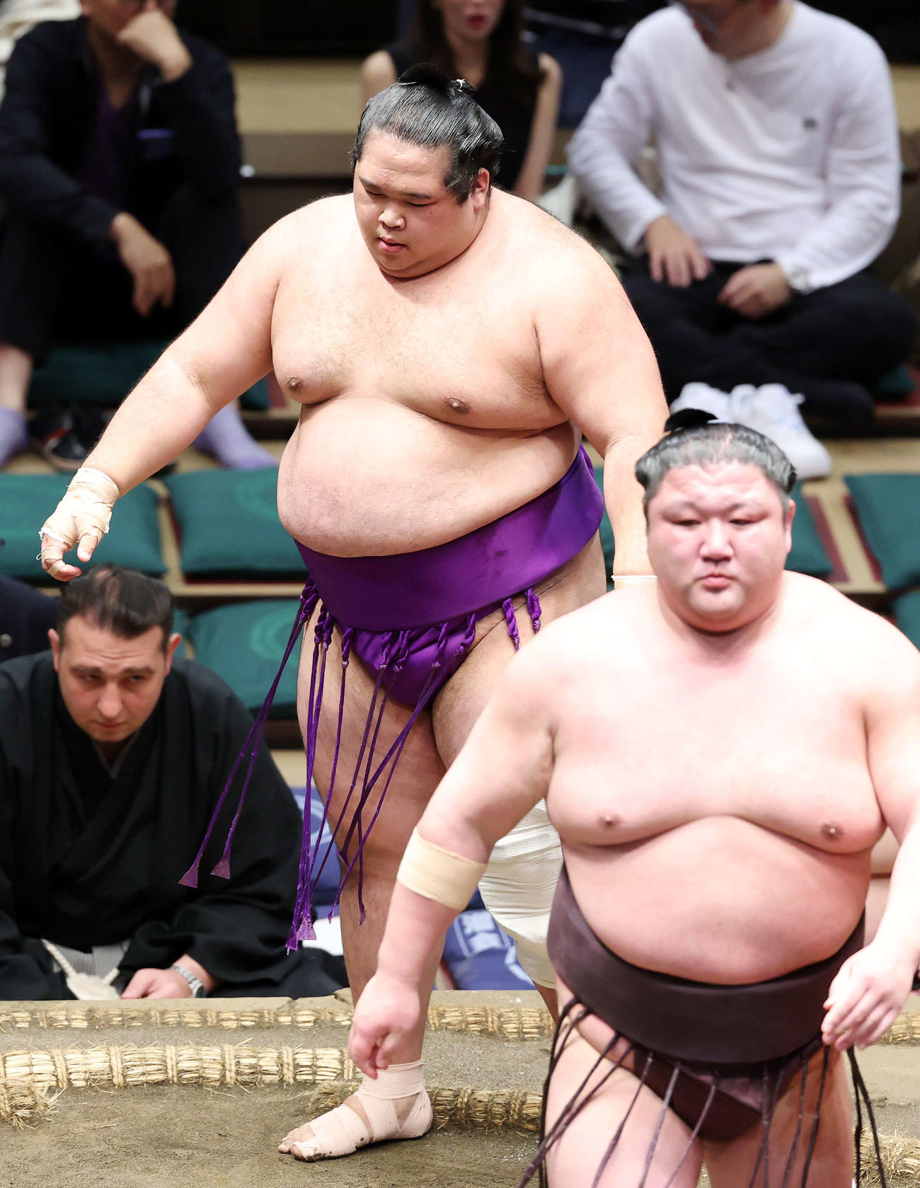 紫雷（右手前）に寄り切りで敗れた生田目（撮影・鈴木正人）