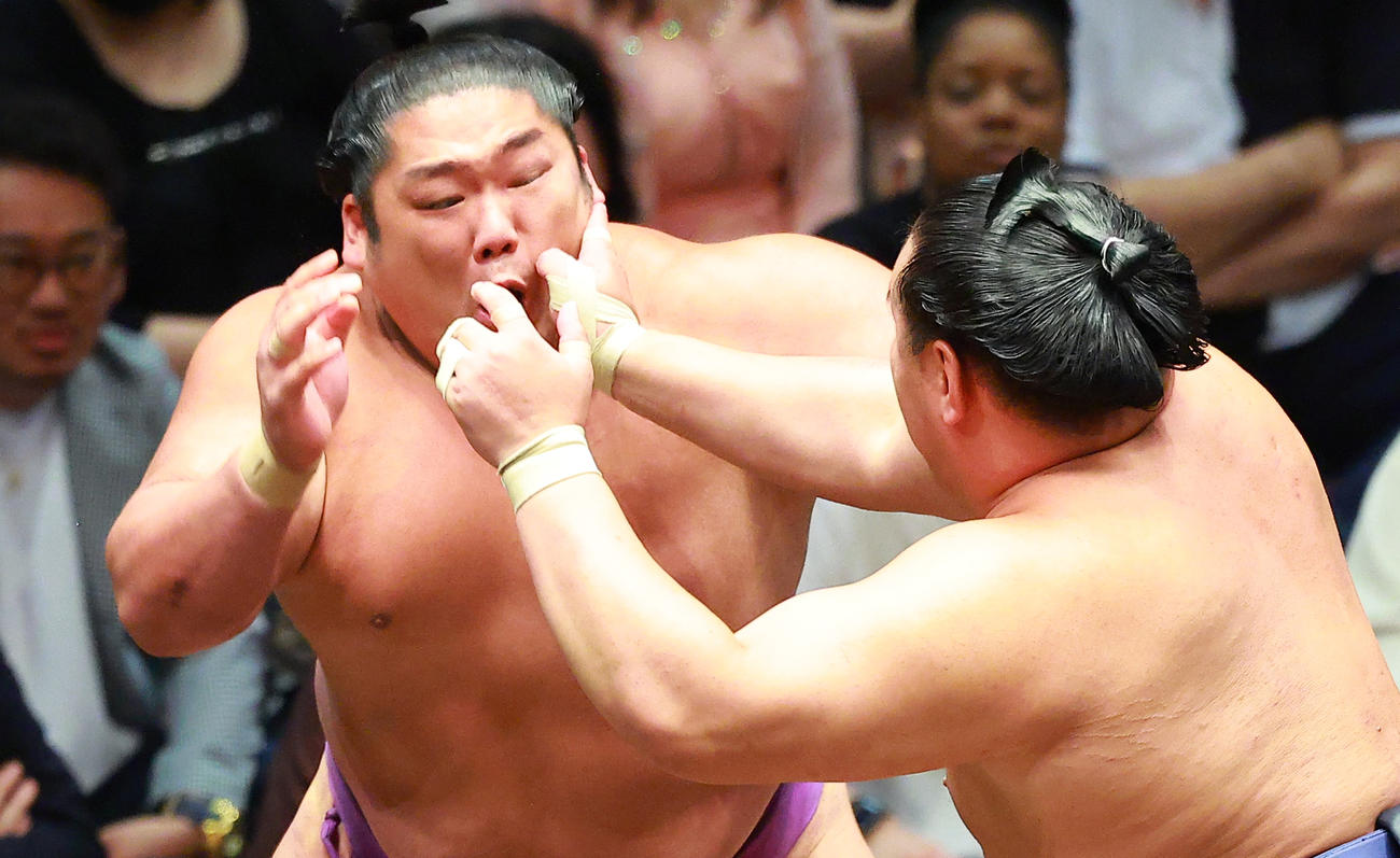 尊富士（左）を張り手を浴びせる豊昇龍（撮影・中島郁夫）