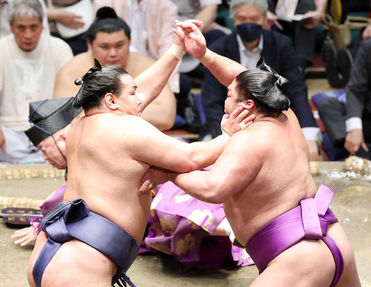 尊富士（右）を攻める豊昇龍（撮影・鈴木正人）
