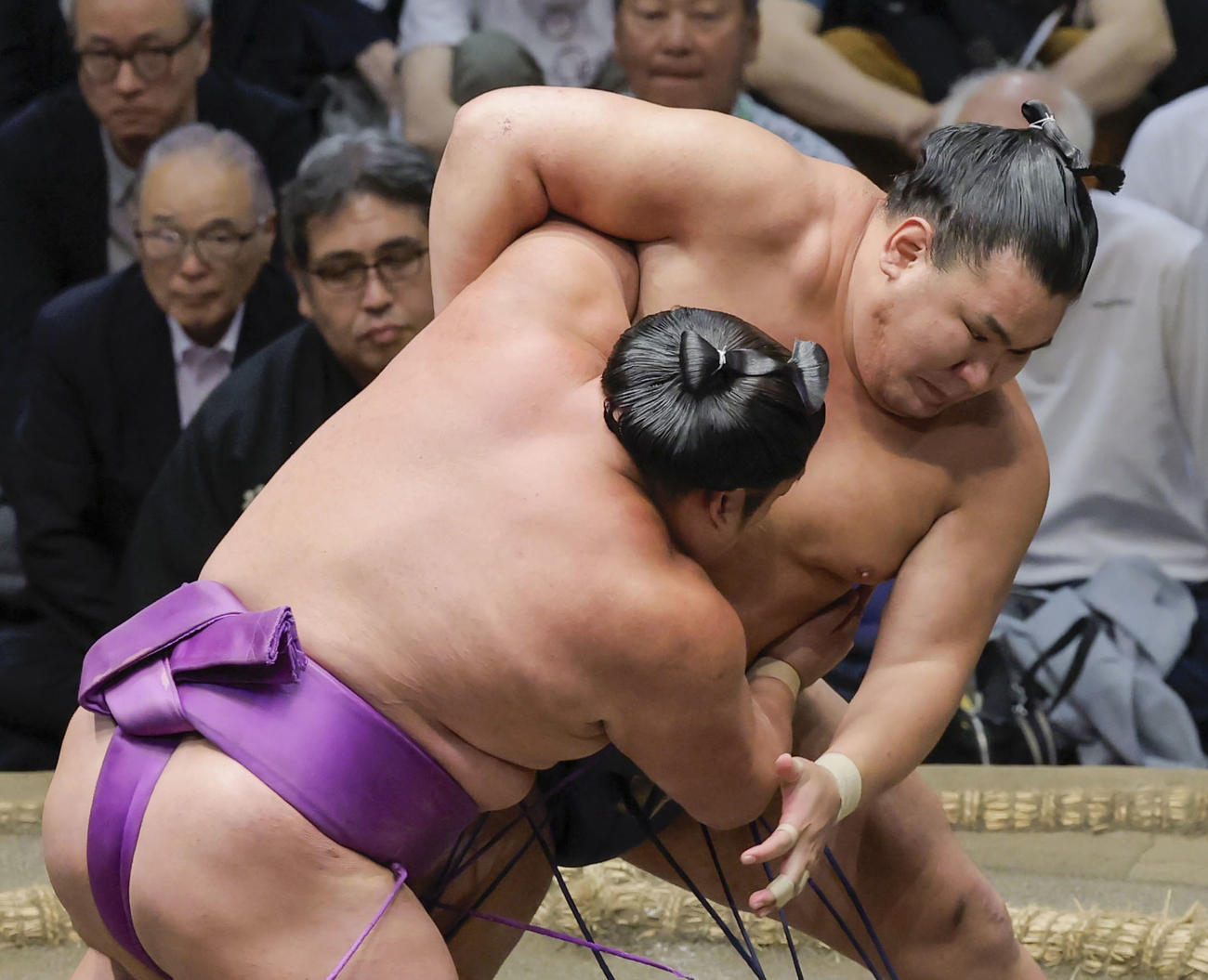豊昇龍（奥）が小手投げで尊富士を下す（共同）