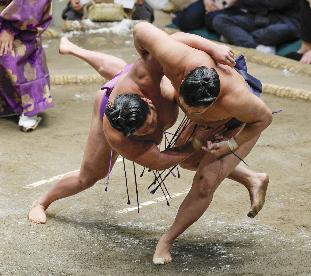 豊昇龍（右）が小手投げで尊富士を下す（共同）