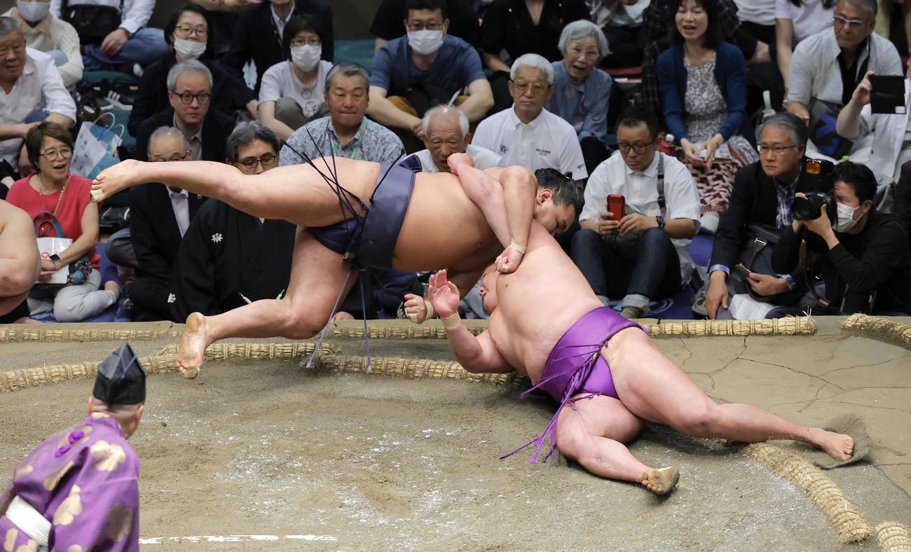 豊昇龍（左）が小手投げで尊富士を下す（共同）
